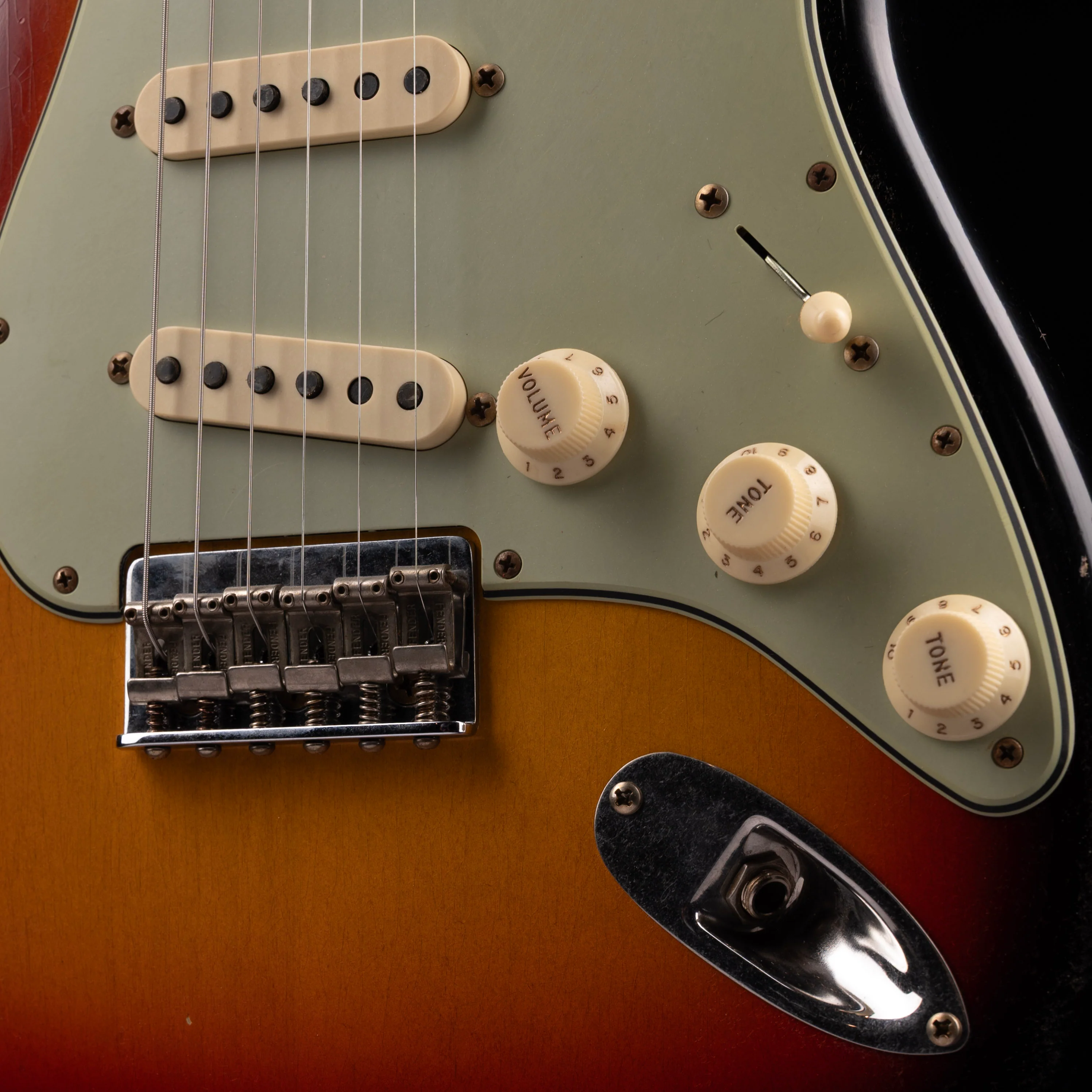 Fender Custom Shop 1961 Stratocaster Hardtail Journeyman Relic 3-Tone Sunburst - Image 4