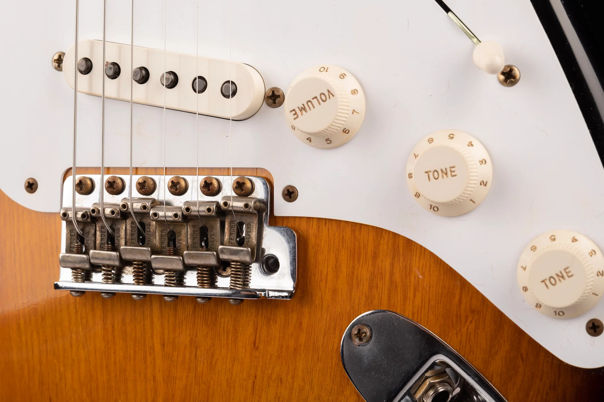 Fender Custom Shop Bonetone 1955 Stratocaster Journeyman Relic 2-Tone Sunburst - Image 5