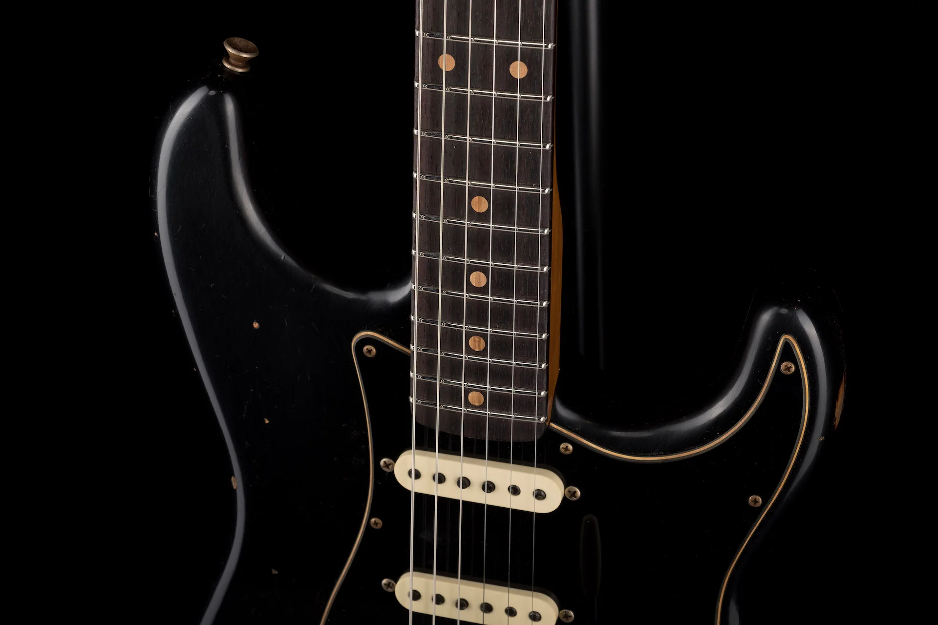 Fender Custom Shop Limited Edition Dual-Mag II Stratocaster Relic Aged Black over 3-Tone Sunburst - Image 3