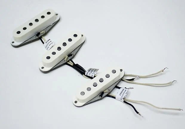 Lindy Fralin Stratocaster Woodstock Bridge and Middle Pickups - White