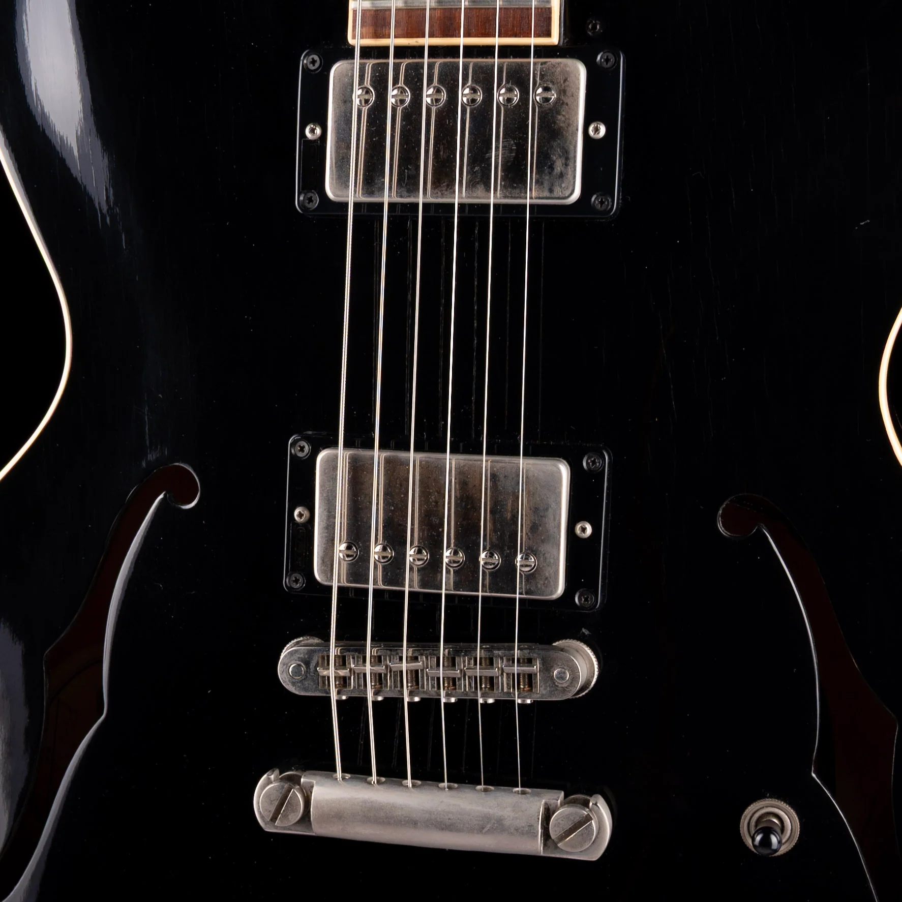 Pre Owned 1985 Gibson ES-335 Dot Ebony Electric Guitar With OHSC - Image 4