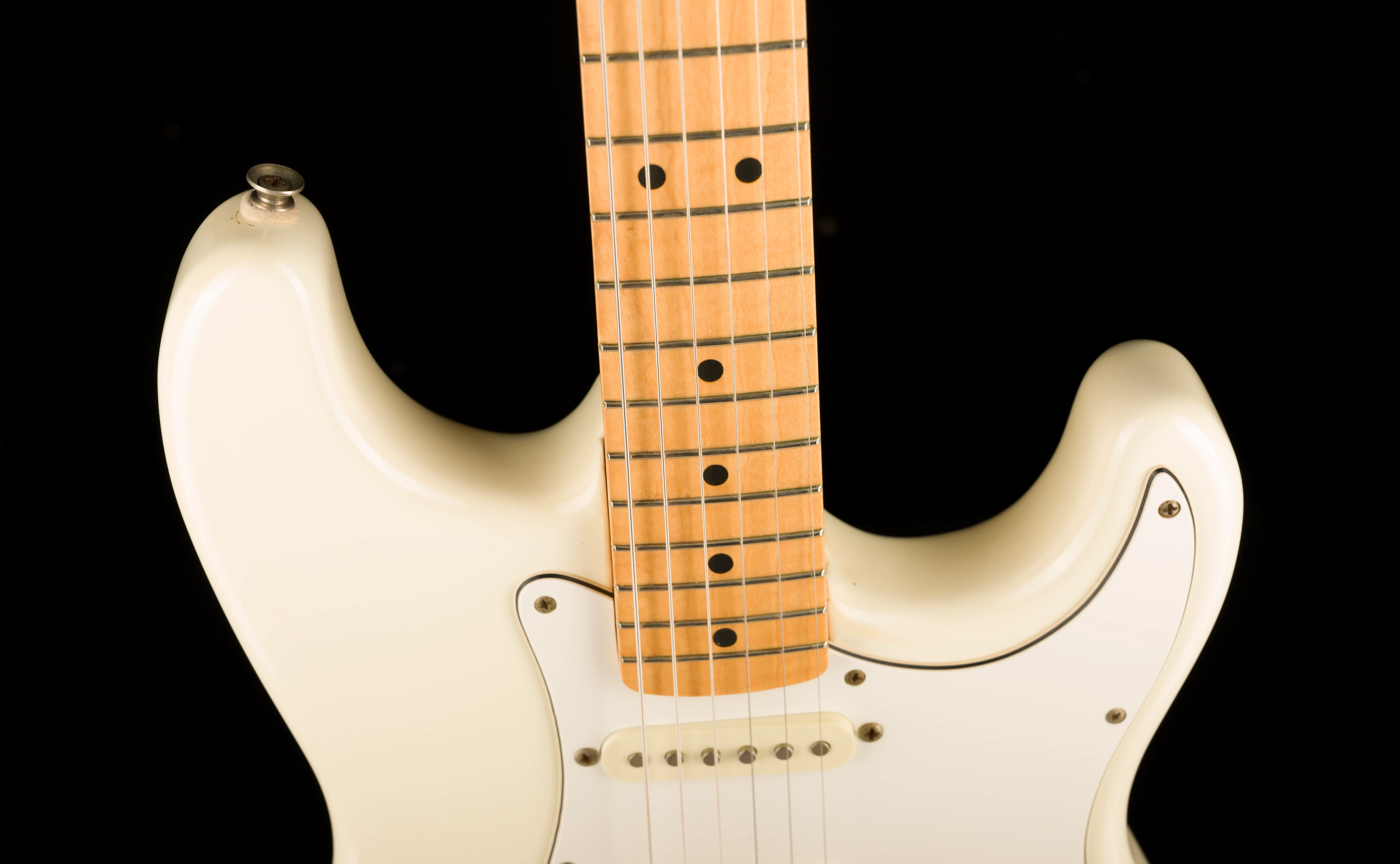 Pre Owned 1991 Fender Standard Stratocaster Arctic White Maple Neck With Gig Bag - Image 3