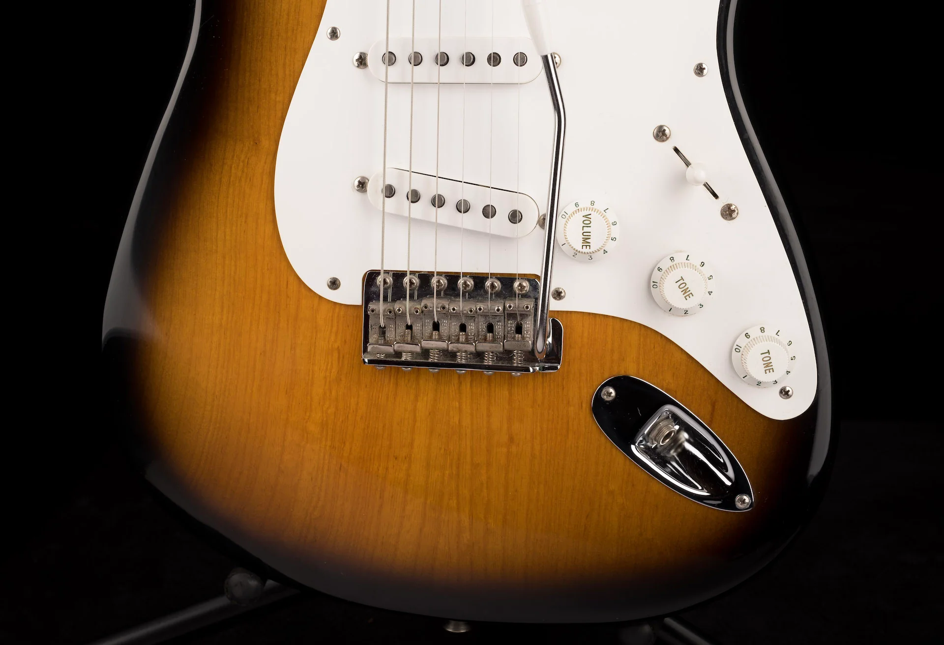 Pre Owned 1994 Fender Limited Edition 40th Anniversary '54 Stratocaster With Case - Image 5