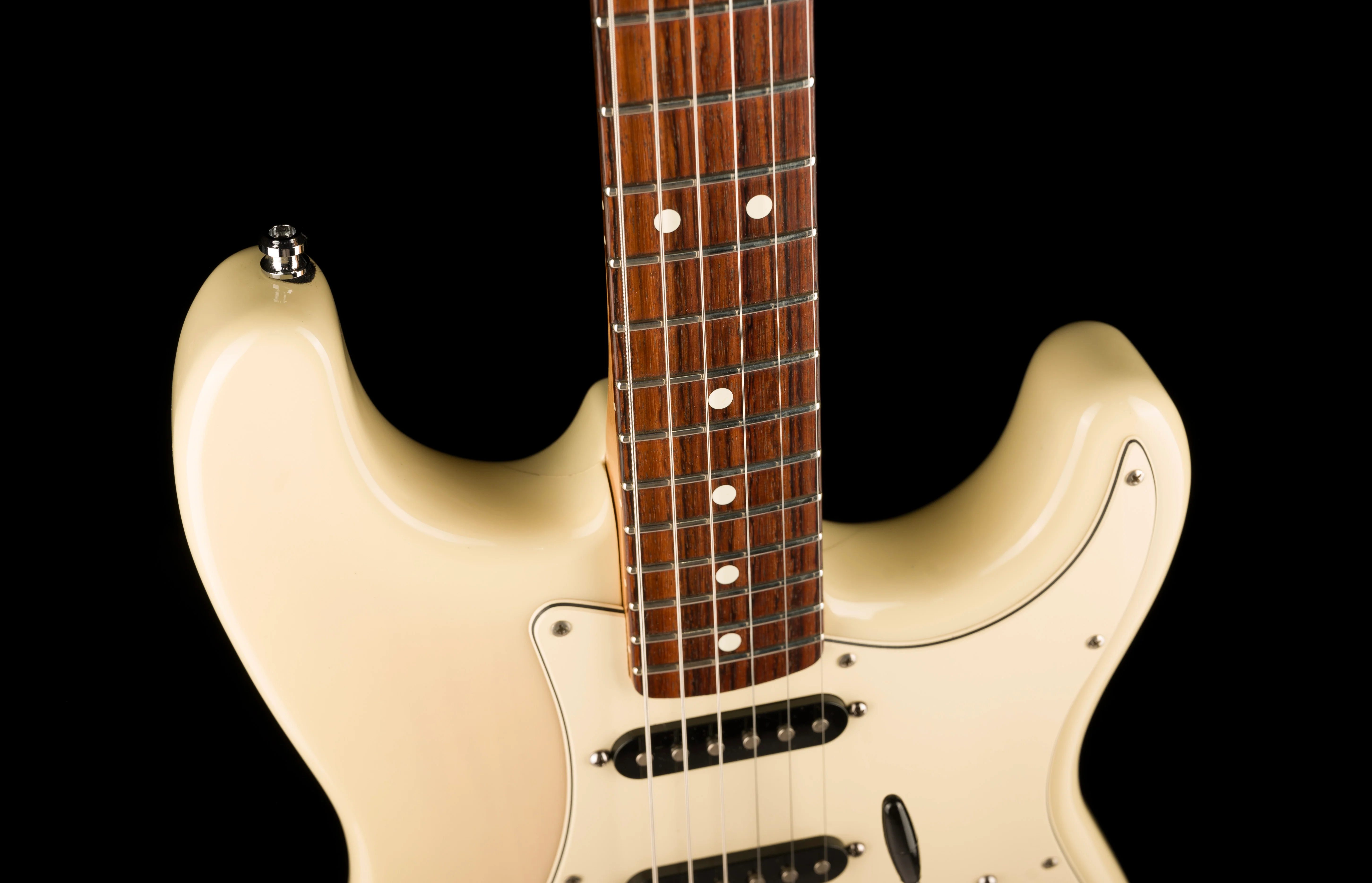Pre Owned 1995 Fender Stratocaster Special HSS White Blonde With Flight Case - Image 3