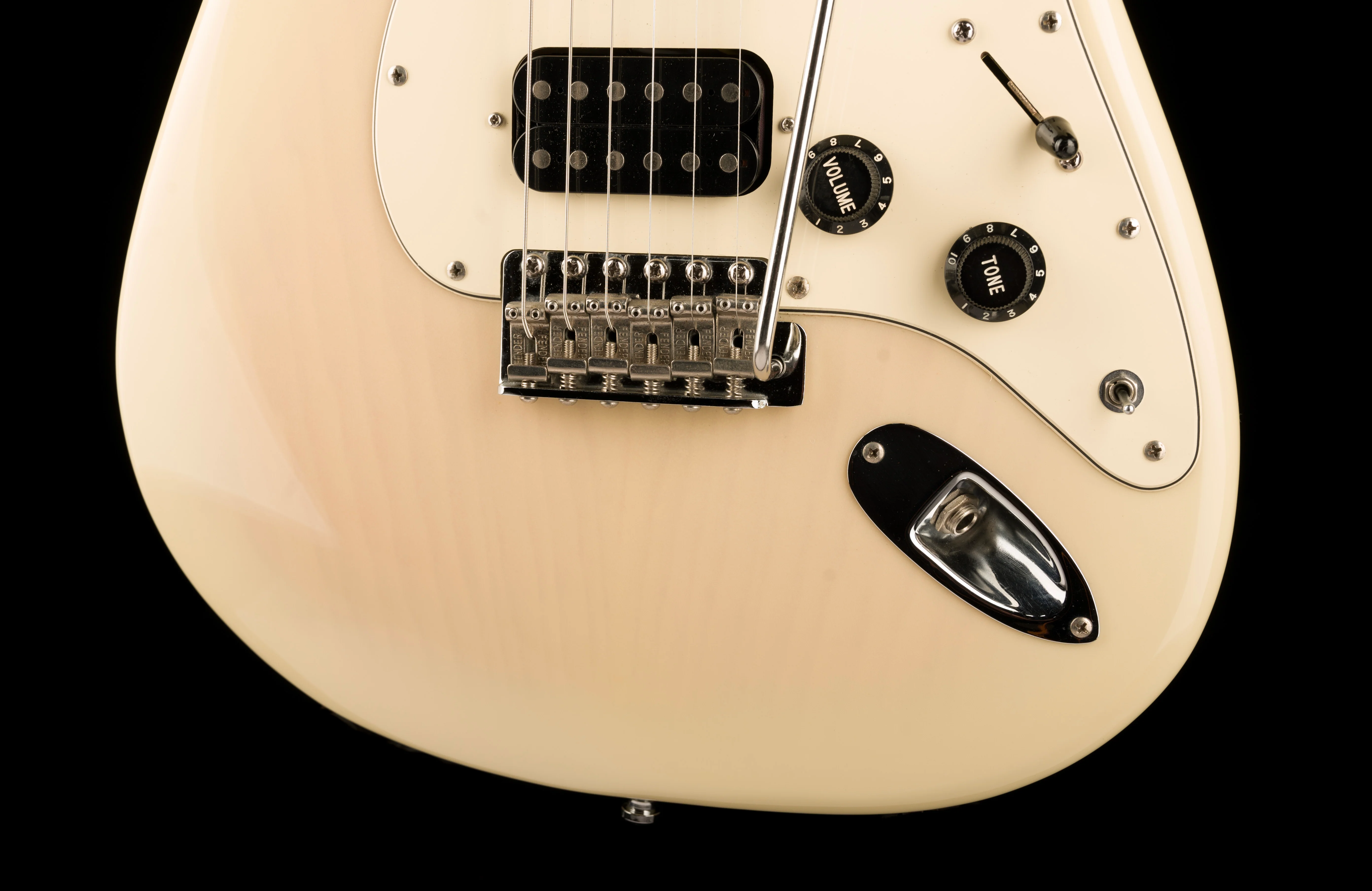 Pre Owned 1995 Fender Stratocaster Special HSS White Blonde With Flight Case - Image 5