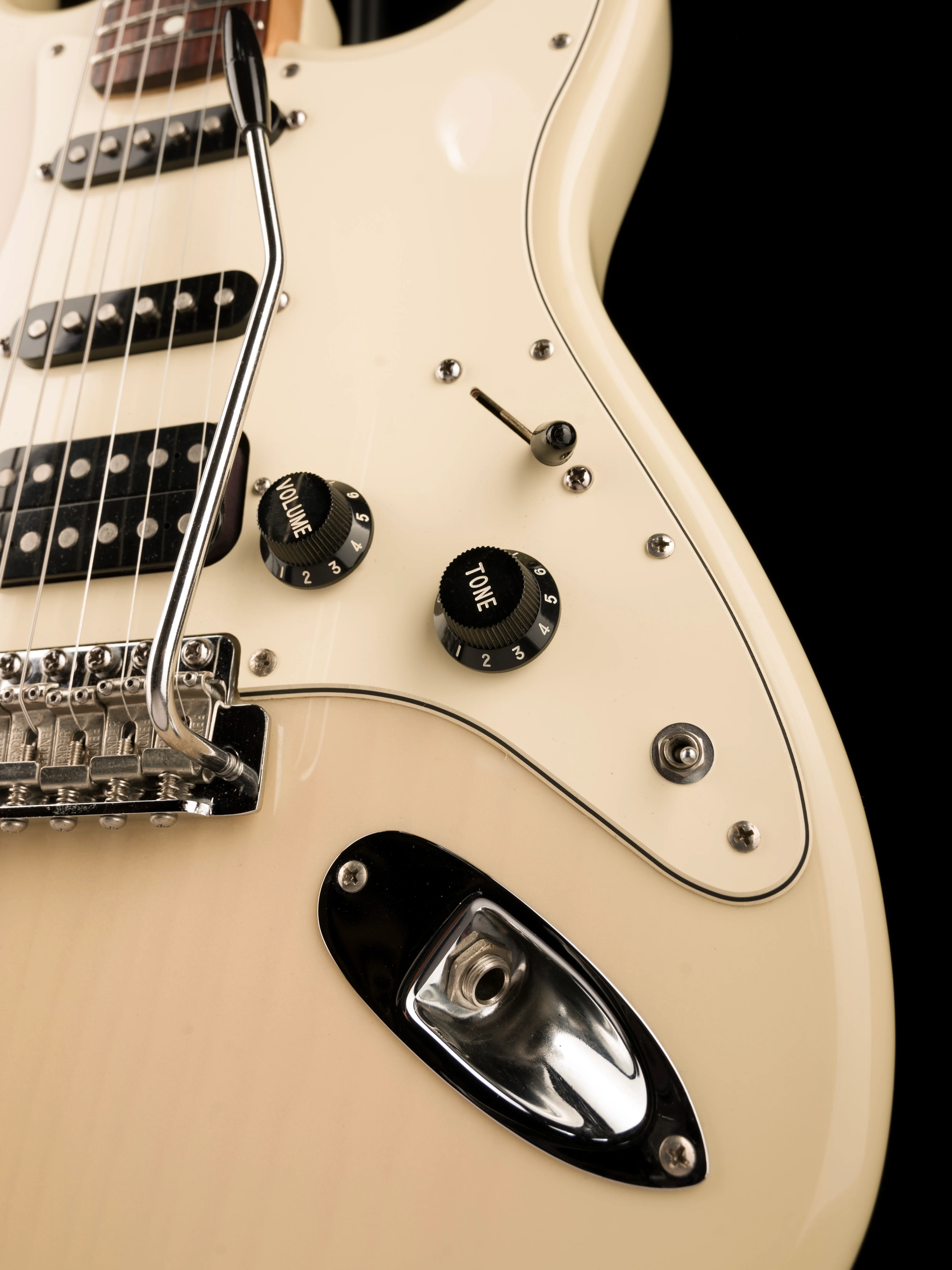 Pre Owned 1995 Fender Stratocaster Special HSS White Blonde With Flight Case - Image 8