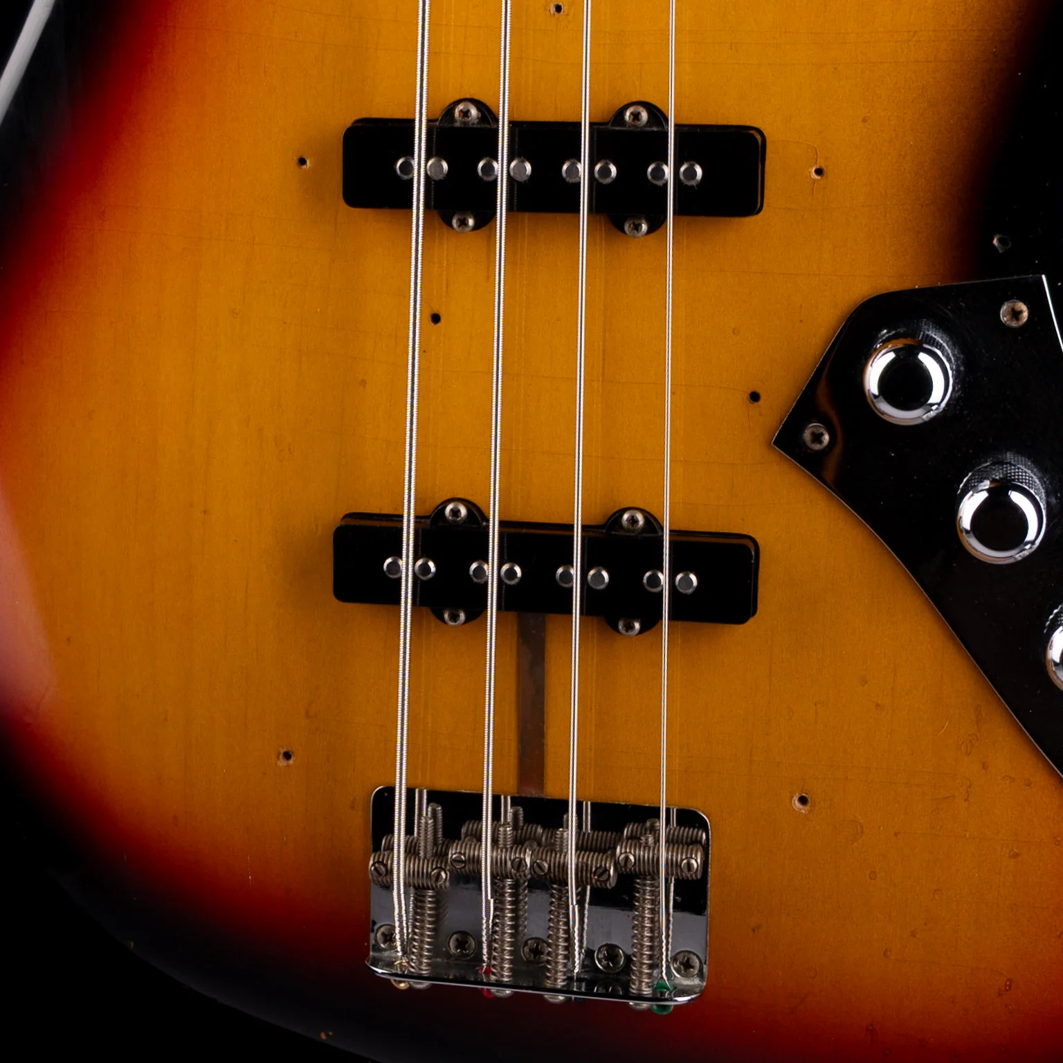 Pre Owned 2004 Fender Custom Shop 60's Jazz Bass Relic 3-Tone Sunburst With OHSC - Image 4