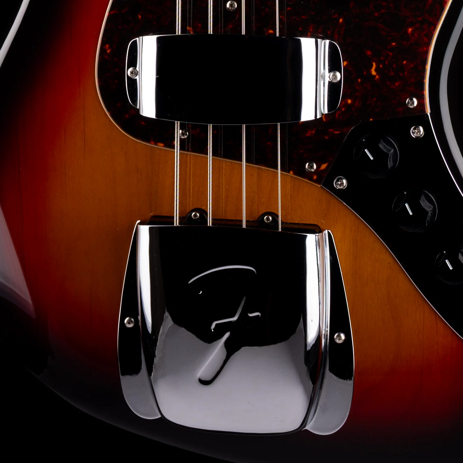 Pre Owned 2004 Fender Made in Japan 1962 Reissue Jazz Bass 3-Tone Sunburst With Case - Image 4