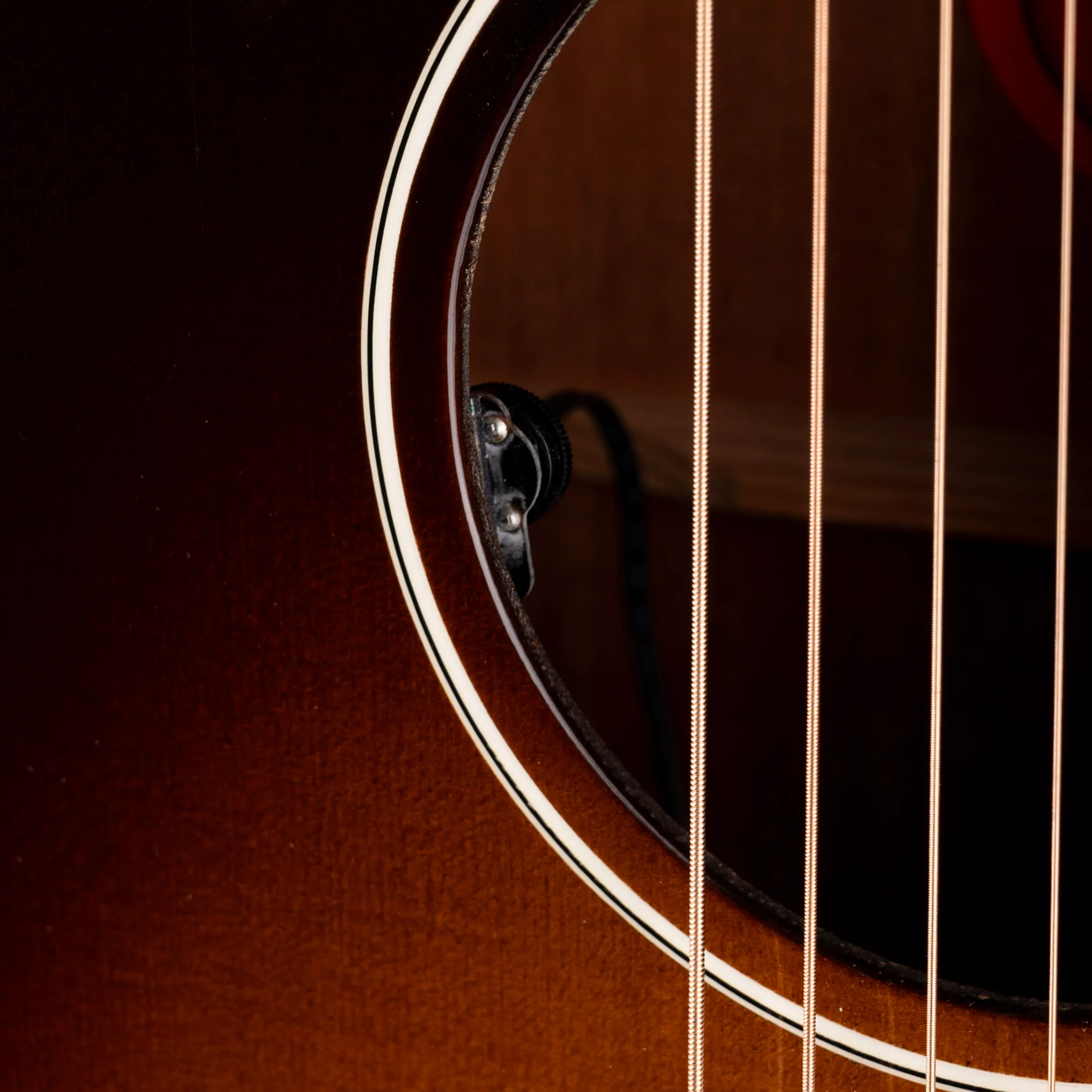Pre Owned 2006 Gibson J-45 Sunburst Acoustic Guitar With OHSC - Image 5
