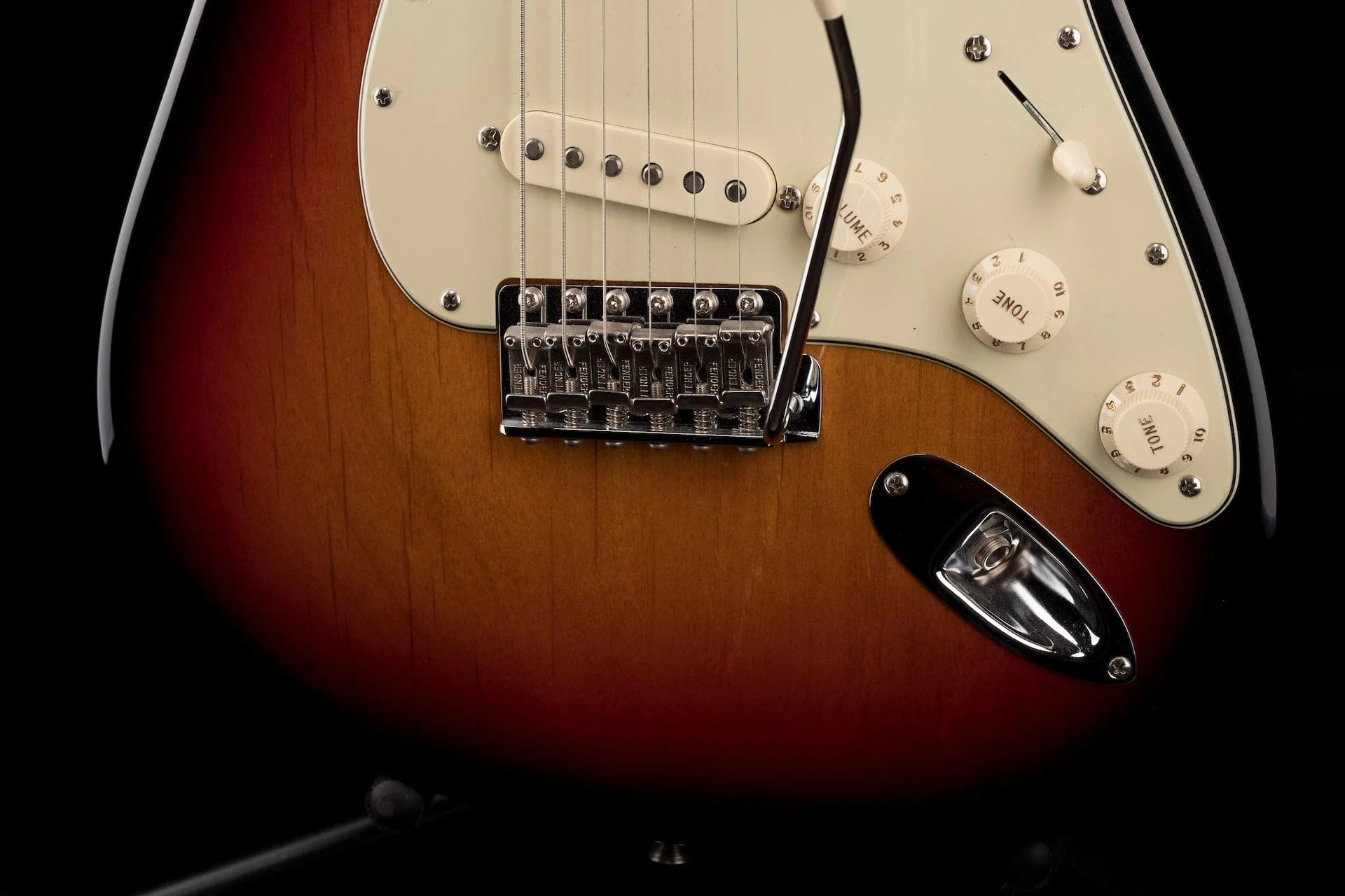 Pre-Owned '07 Fender American Vintage '62 Hot Rod Strat Sunburst With OHSC - Image 4