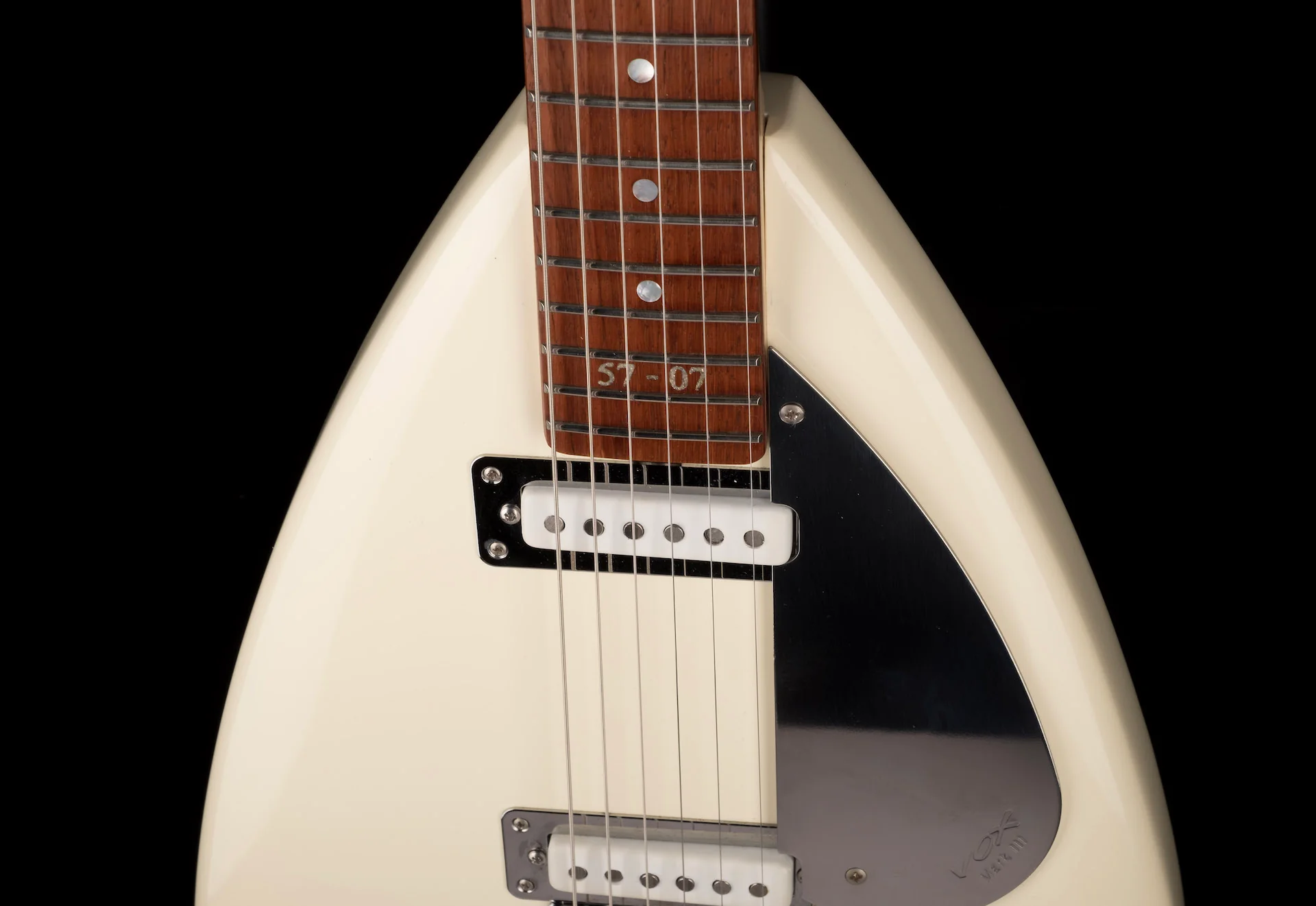 Pre Owned 2007 Vox Custom Shop White Teardrop 57-07 Model - 570754 - Image 3