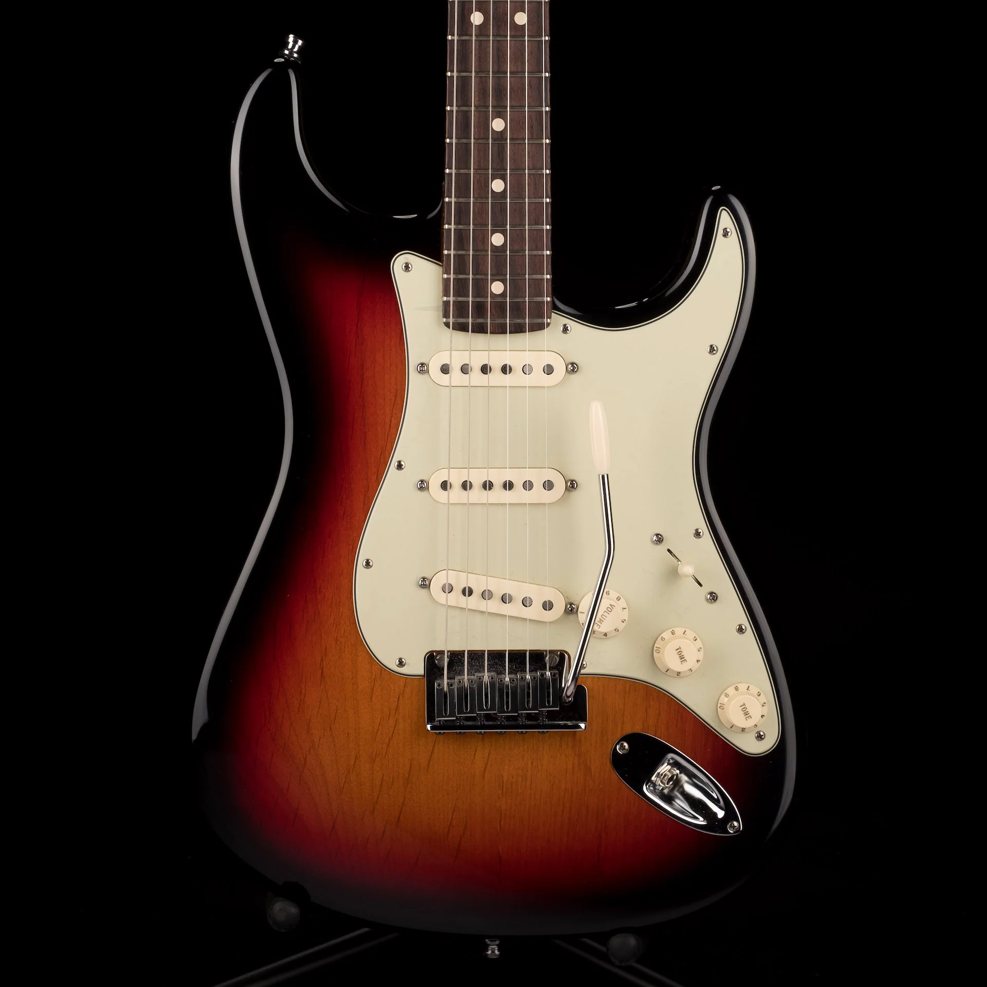 Pre Owned 2009 Fender Custom Shop Custom Deluxe Strat NOS 3-Tone Sunburst With Case