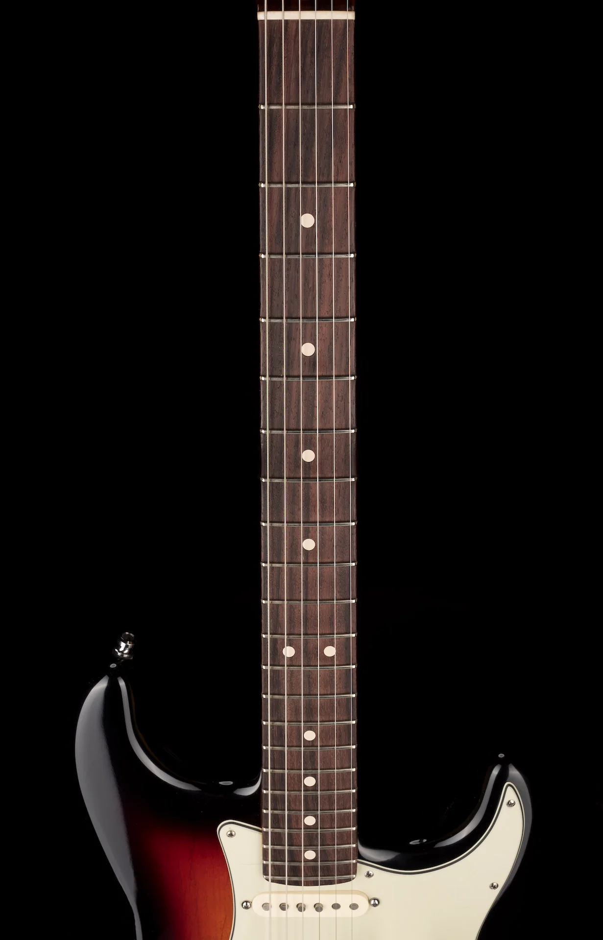 Pre Owned 2009 Fender Custom Shop Custom Deluxe Strat NOS 3-Tone Sunburst With Case - Image 12