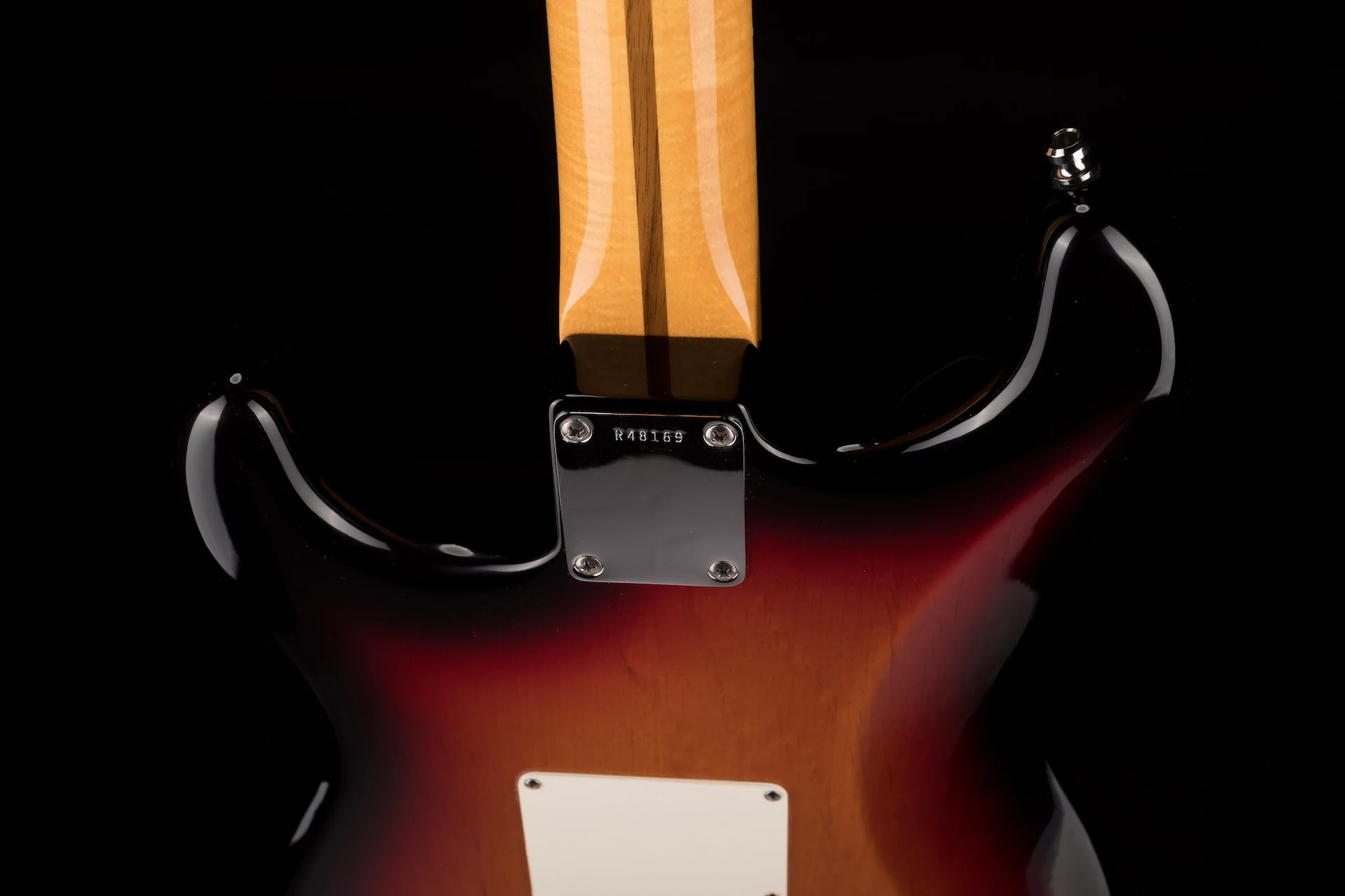 Pre Owned 2009 Fender Custom Shop Custom Deluxe Strat NOS 3-Tone Sunburst With Case - Image 16