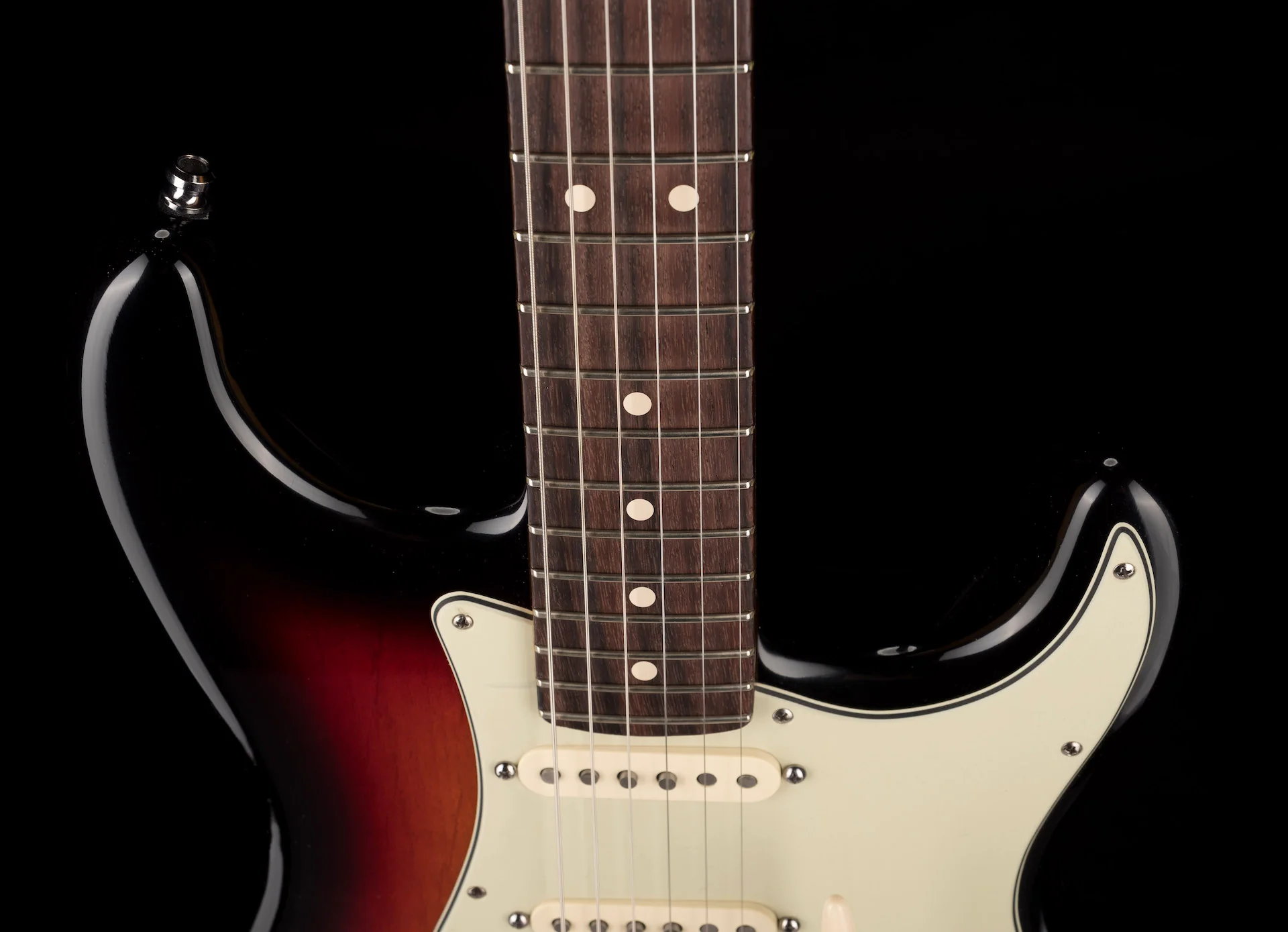 Pre Owned 2009 Fender Custom Shop Custom Deluxe Strat NOS 3-Tone Sunburst With Case - Image 3