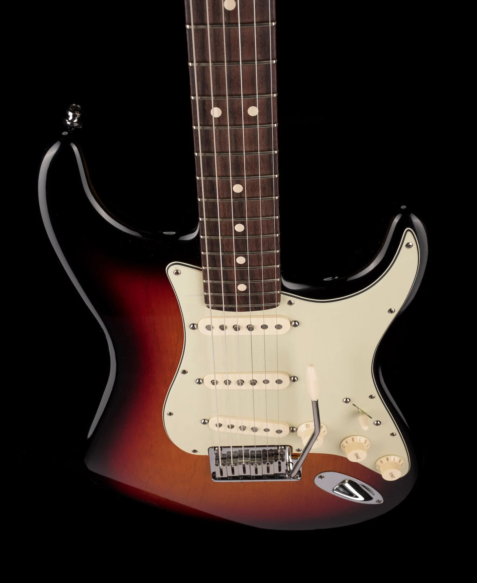 Pre Owned 2009 Fender Custom Shop Custom Deluxe Strat NOS 3-Tone Sunburst With Case - Image 4