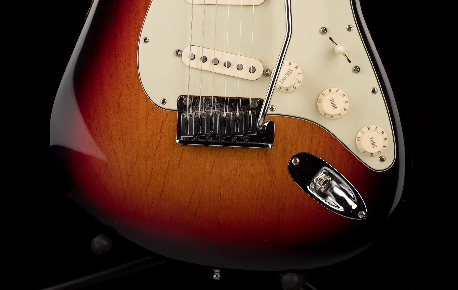 Pre Owned 2009 Fender Custom Shop Custom Deluxe Strat NOS 3-Tone Sunburst With Case - Image 5