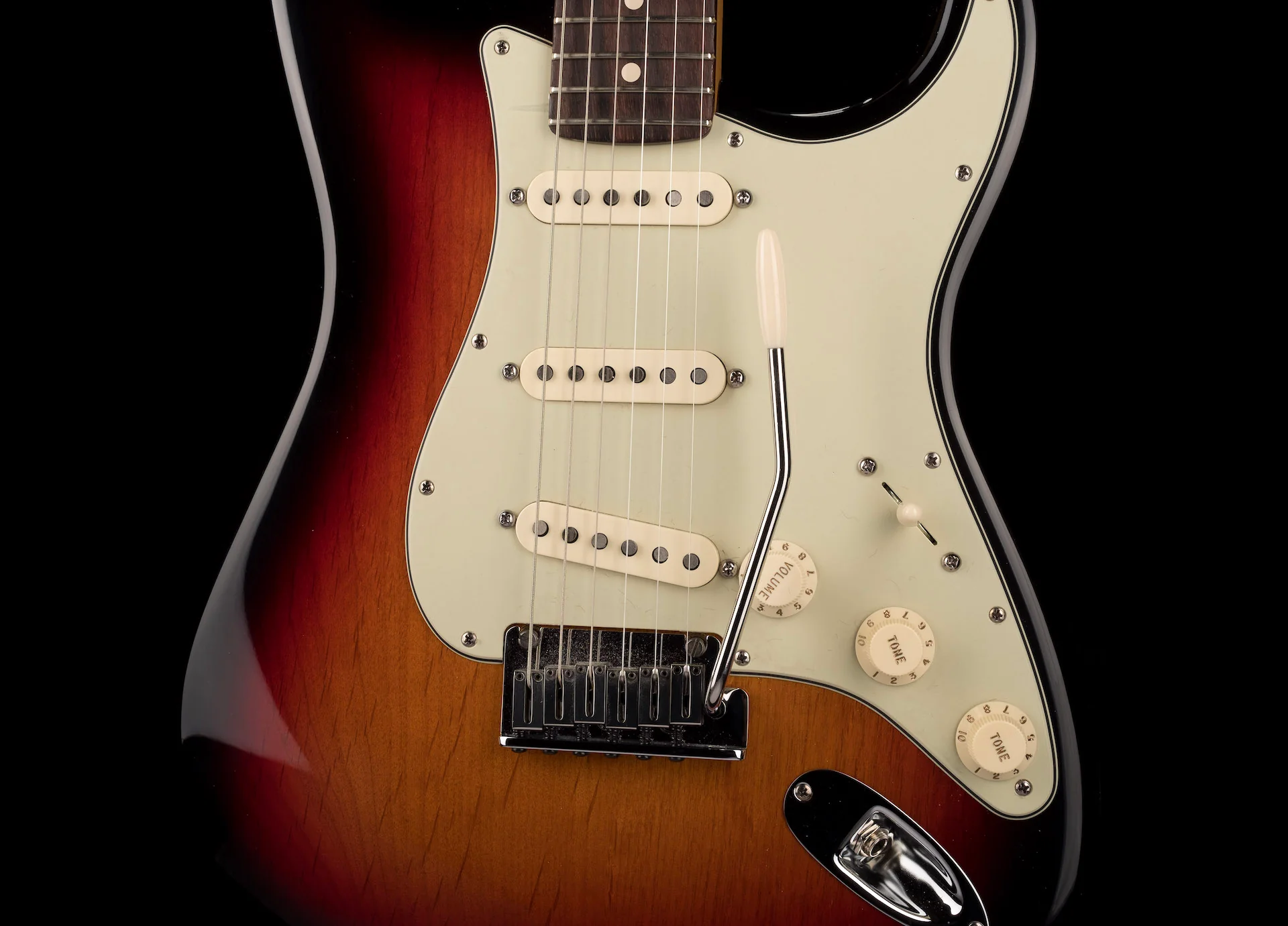 Pre Owned 2009 Fender Custom Shop Custom Deluxe Strat NOS 3-Tone Sunburst With Case - Image 6