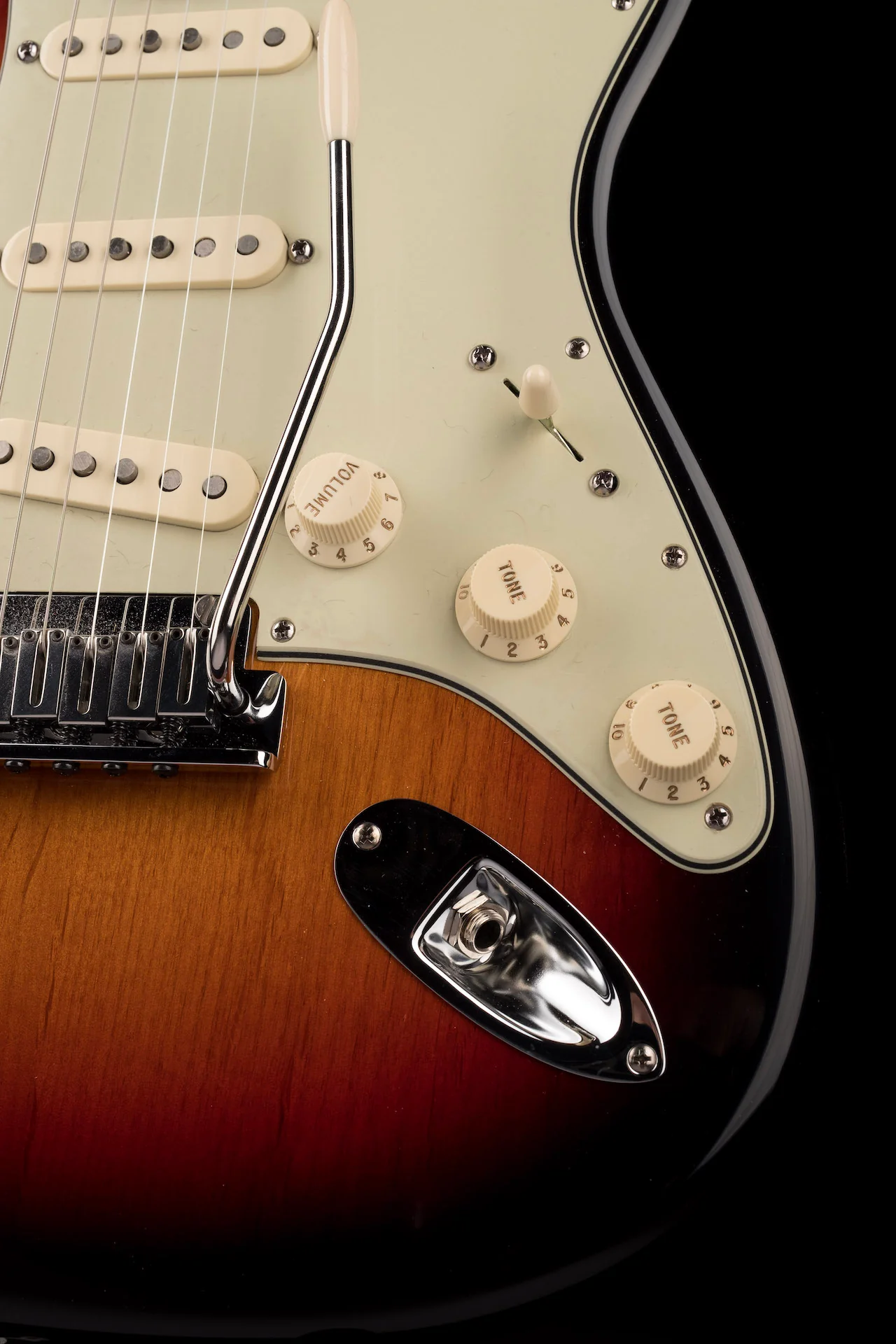 Pre Owned 2009 Fender Custom Shop Custom Deluxe Strat NOS 3-Tone Sunburst With Case - Image 8