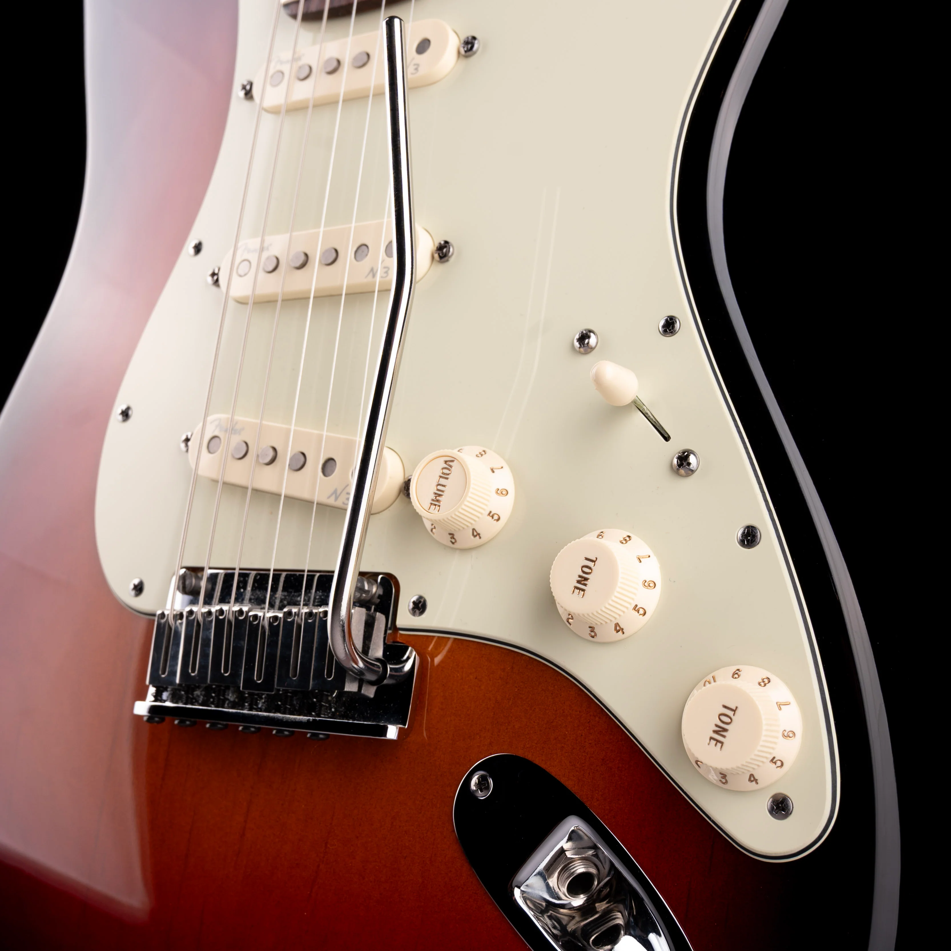 Pre Owned 2011 Fender Deluxe Stratocaster Sunburst With Case - Image 5