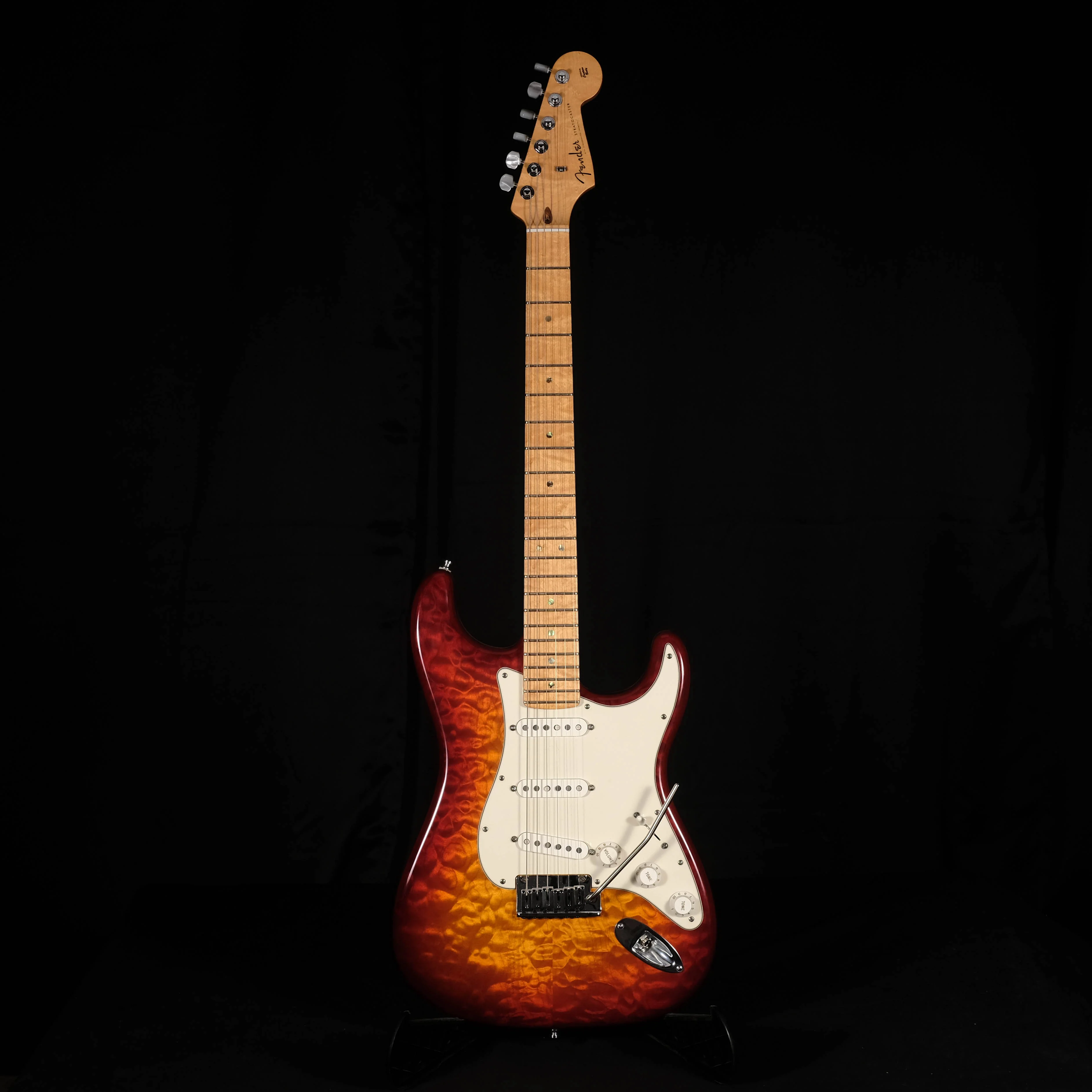 Pre Owned 2012 Fender Custom Shop Custom Deluxe Stratocaster Quilt Maple w/ OHSC - Image 2