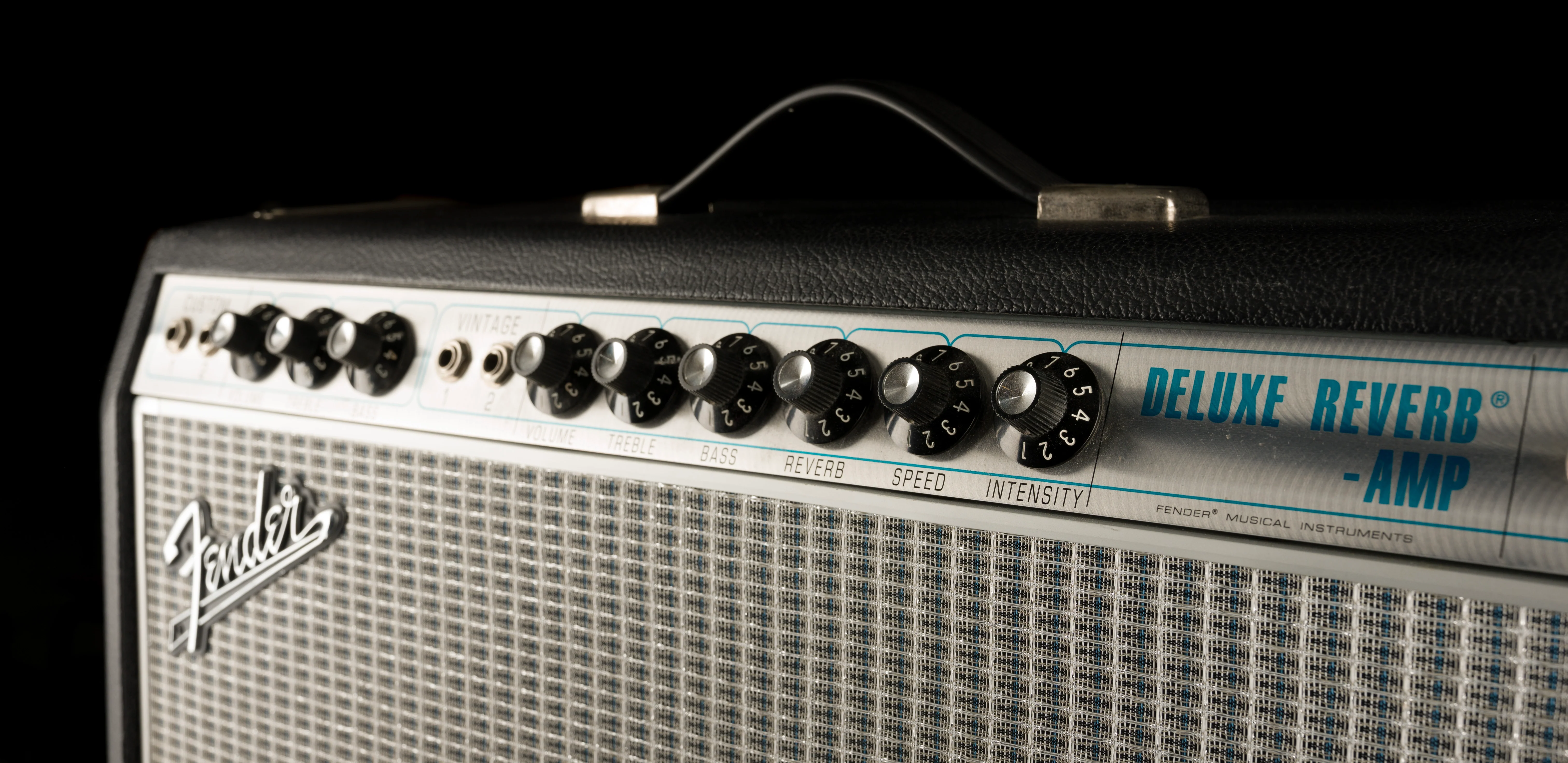 Pre Owned 2018 Fender Limited Edition ’68 Custom Deluxe Reverb Pine Neo Guitar Amp Combo with Cover - Image 3