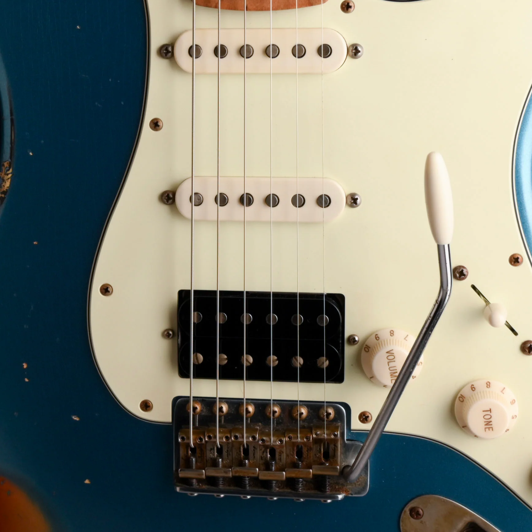 Pre Owned 2021 Xotic Guitars XSC-2 LPB Lake Placid Blue Over Sunburst Heavy Relic With Case - Image 4