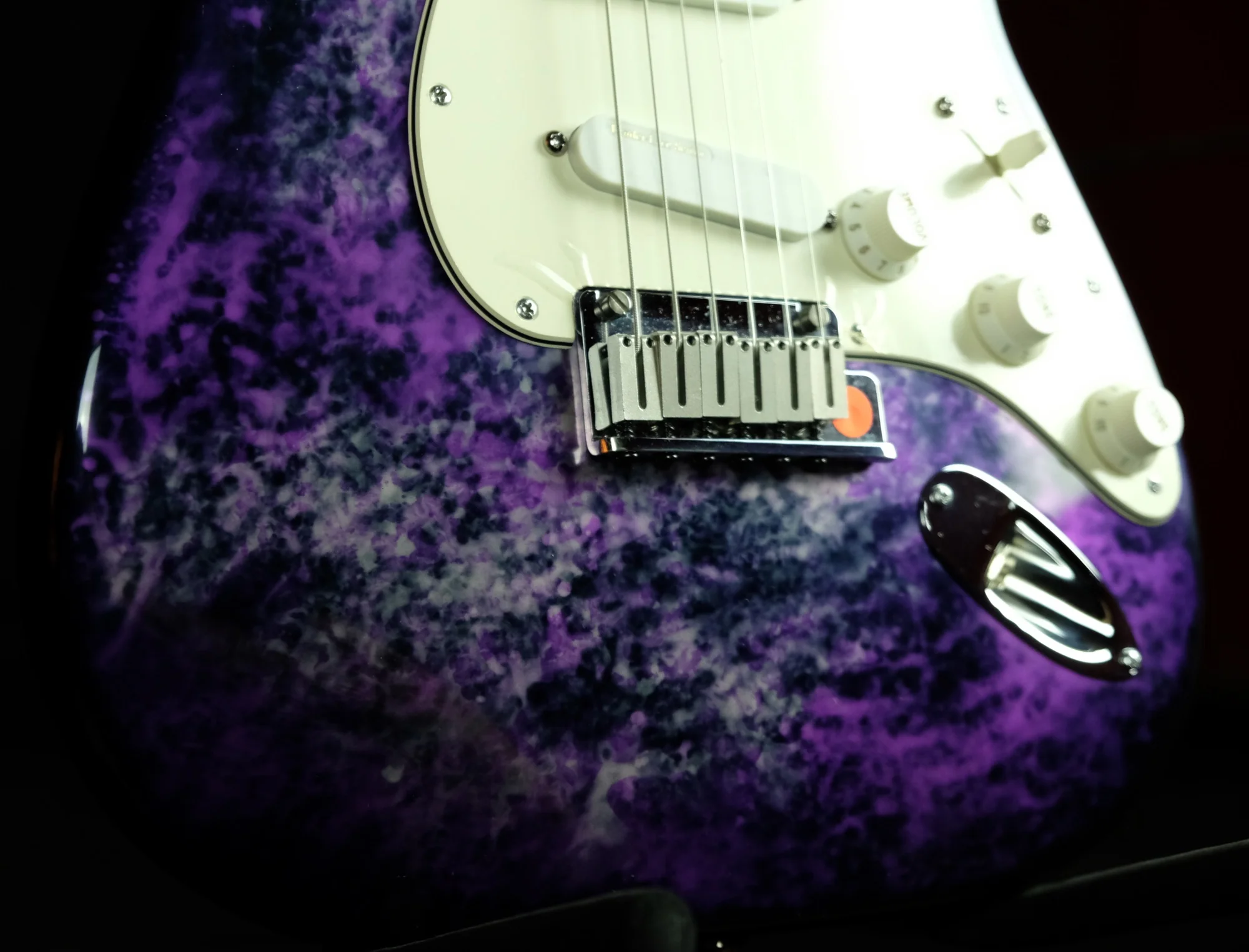 Pre Owned '93 Fender 40th Anniversary Limited Run Stratocaster Aluminum Purple Body OHSC - Image 5
