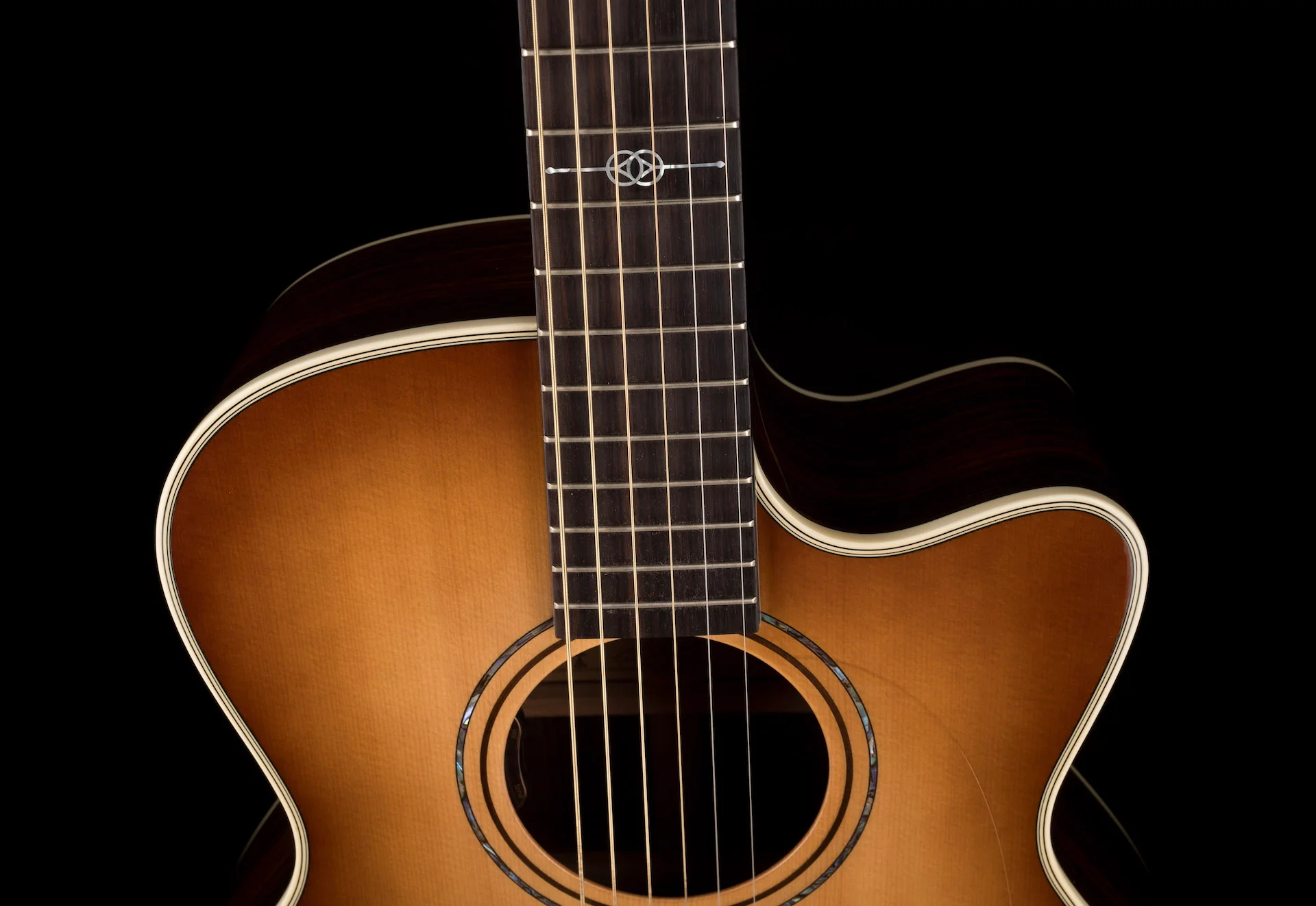 Pre Owned Alvarez Yairi Masterworks GYM70CESHB Acoustic Electric Shadow Burst With OHSC - Image 3