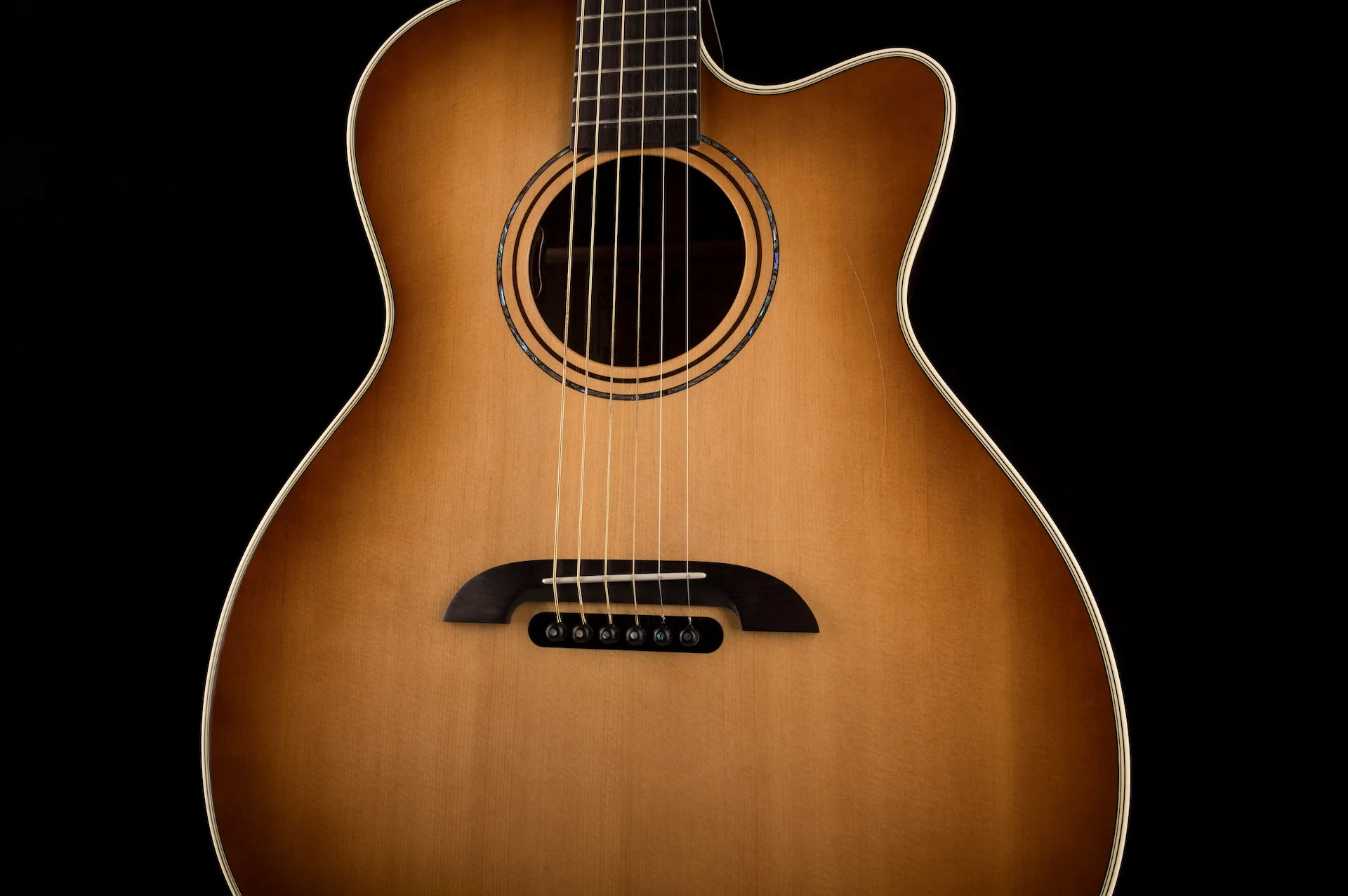Pre Owned Alvarez Yairi Masterworks GYM70CESHB Acoustic Electric Shadow Burst With OHSC - Image 6