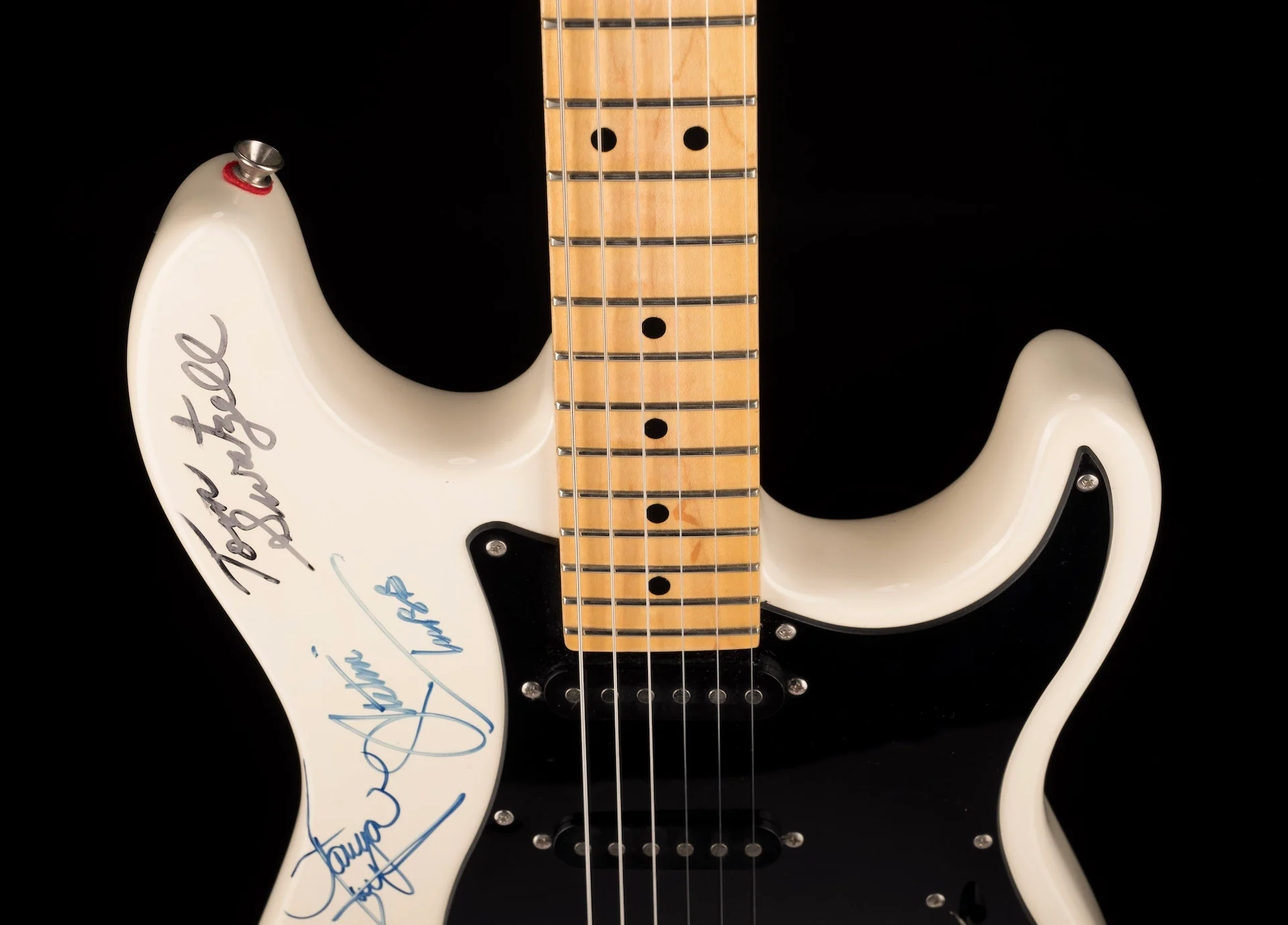 Pre Owned Peavey Predator SSS White Signed by Country Artists - Image 3
