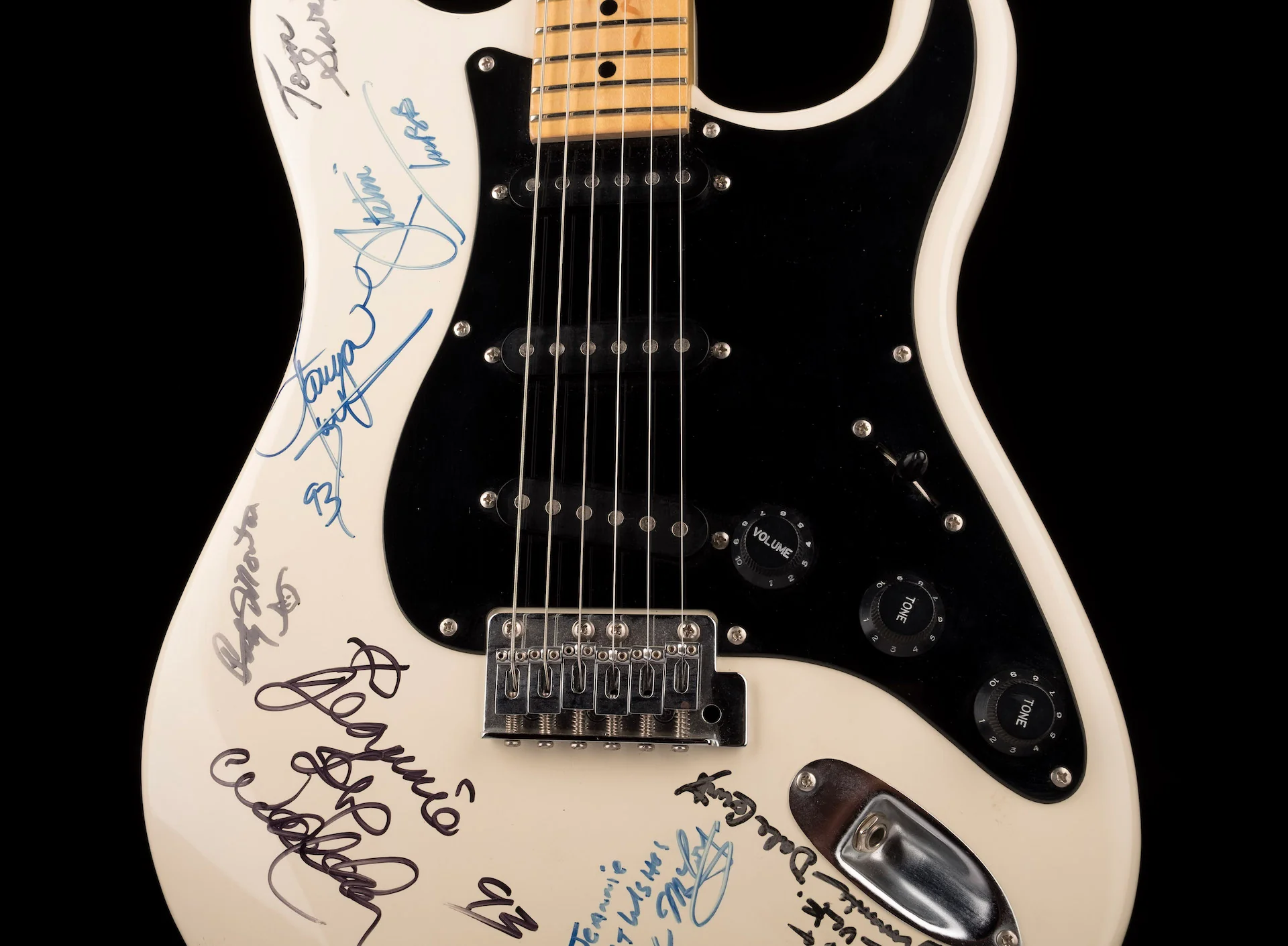Pre Owned Peavey Predator SSS White Signed by Country Artists - Image 6