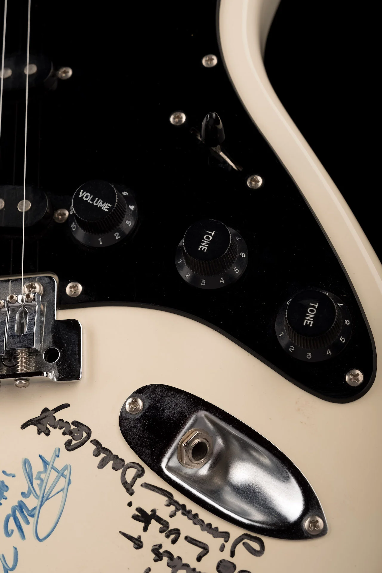 Pre Owned Peavey Predator SSS White Signed by Country Artists - Image 8