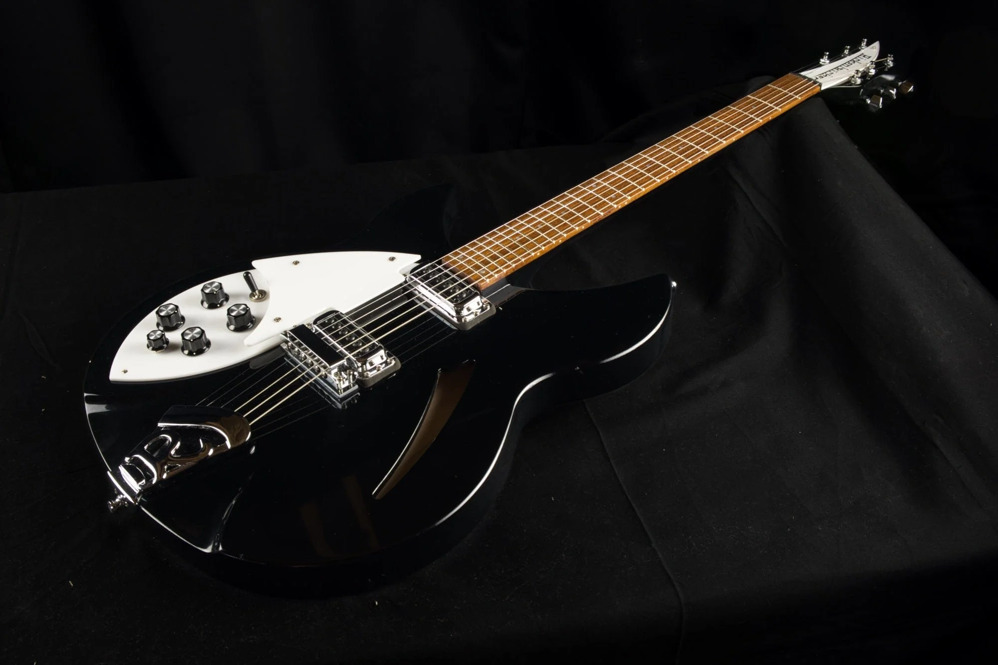 Pre Owned ‘15 Rickenbacker 330JG Lefty Jetglo Left Handed Electric Guitar w/ OHSC - Image 3