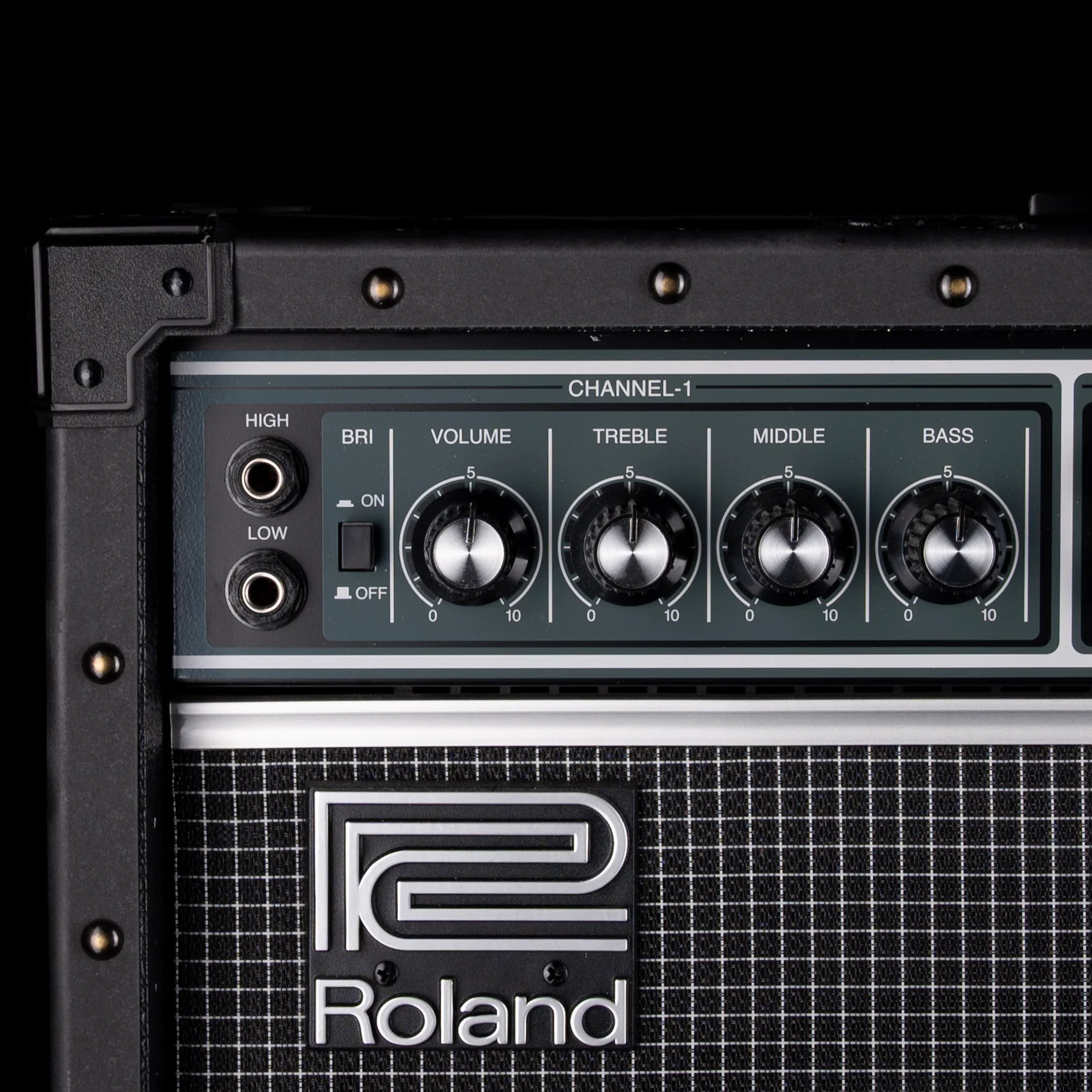 Pre Owned Roland JC-120 Guitar Amp Combo With Footswitch and Cover - Z2M6777 - Image 3