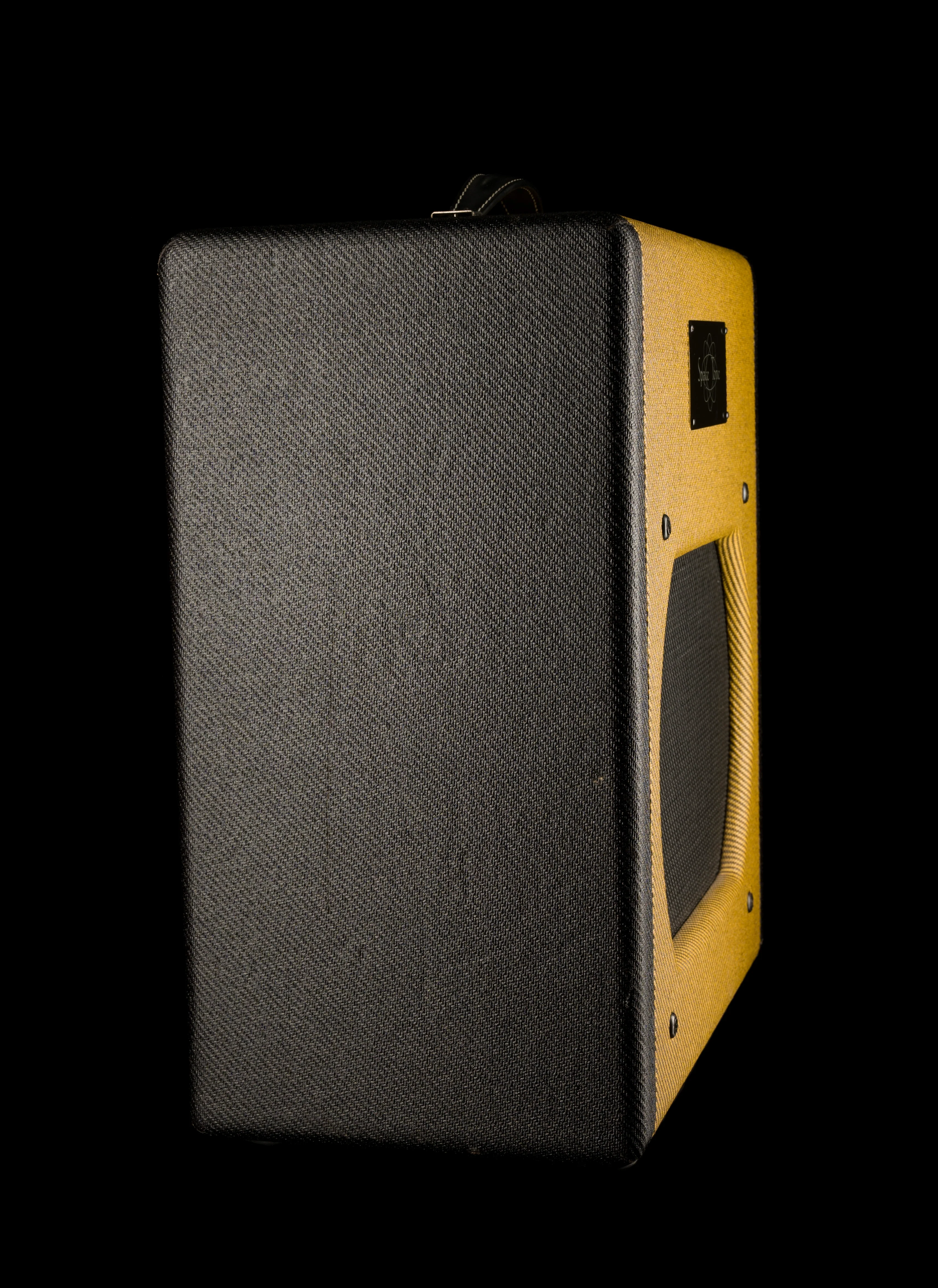 Pre Owned Swart Atomic Space Tone Tweed Black With Footswitch and Cover - Image 4