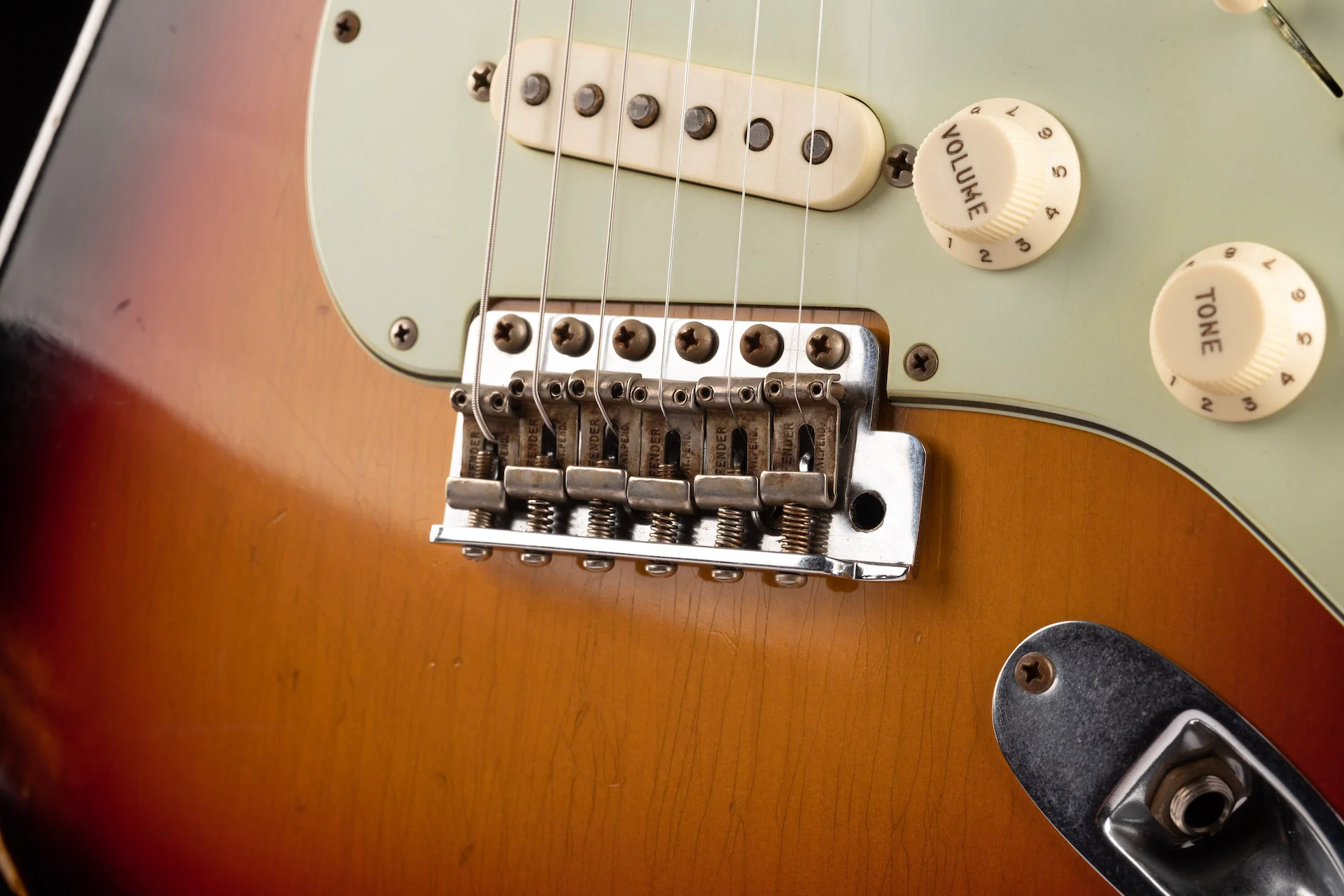 Pre Owned 2016 Fender Custom Shop 1963 Stratocaster Relic 3-Tone Sunburst With OHSC - Image 7