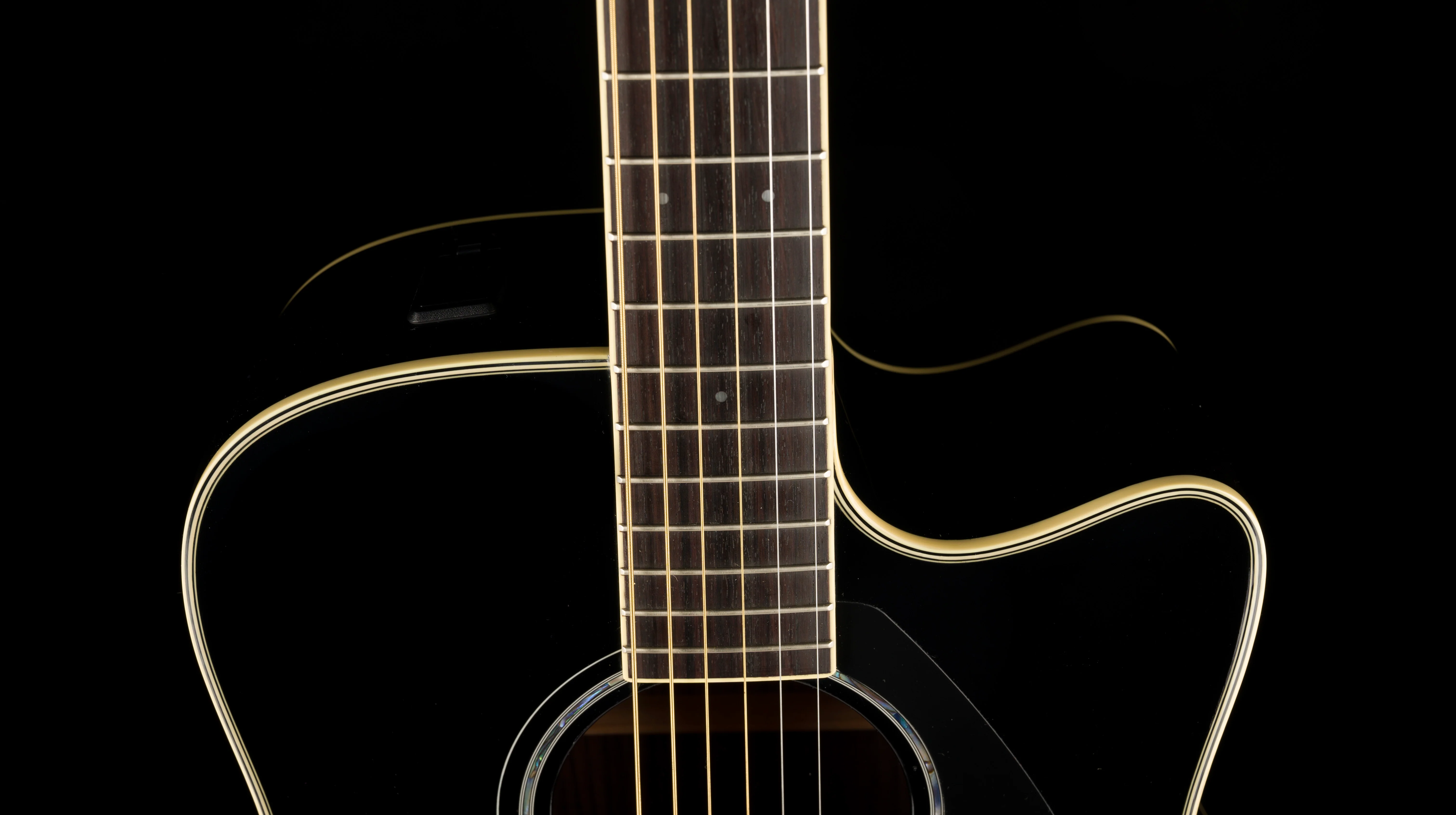 Pre Owned Yamaha FGX830C Dreadnought Cutaway Black With Case - Image 3