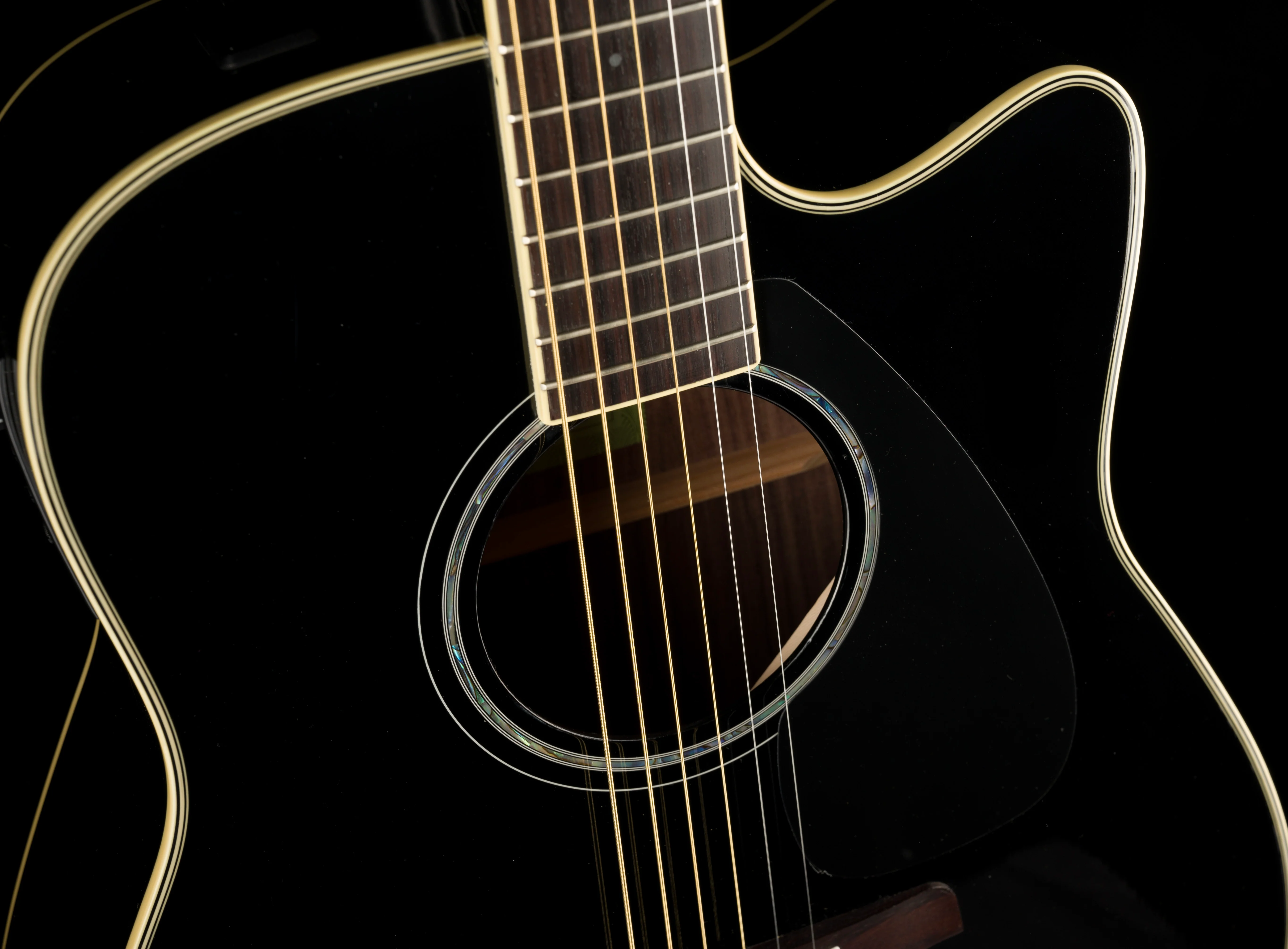 Pre Owned Yamaha FGX830C Dreadnought Cutaway Black With Case - Image 7