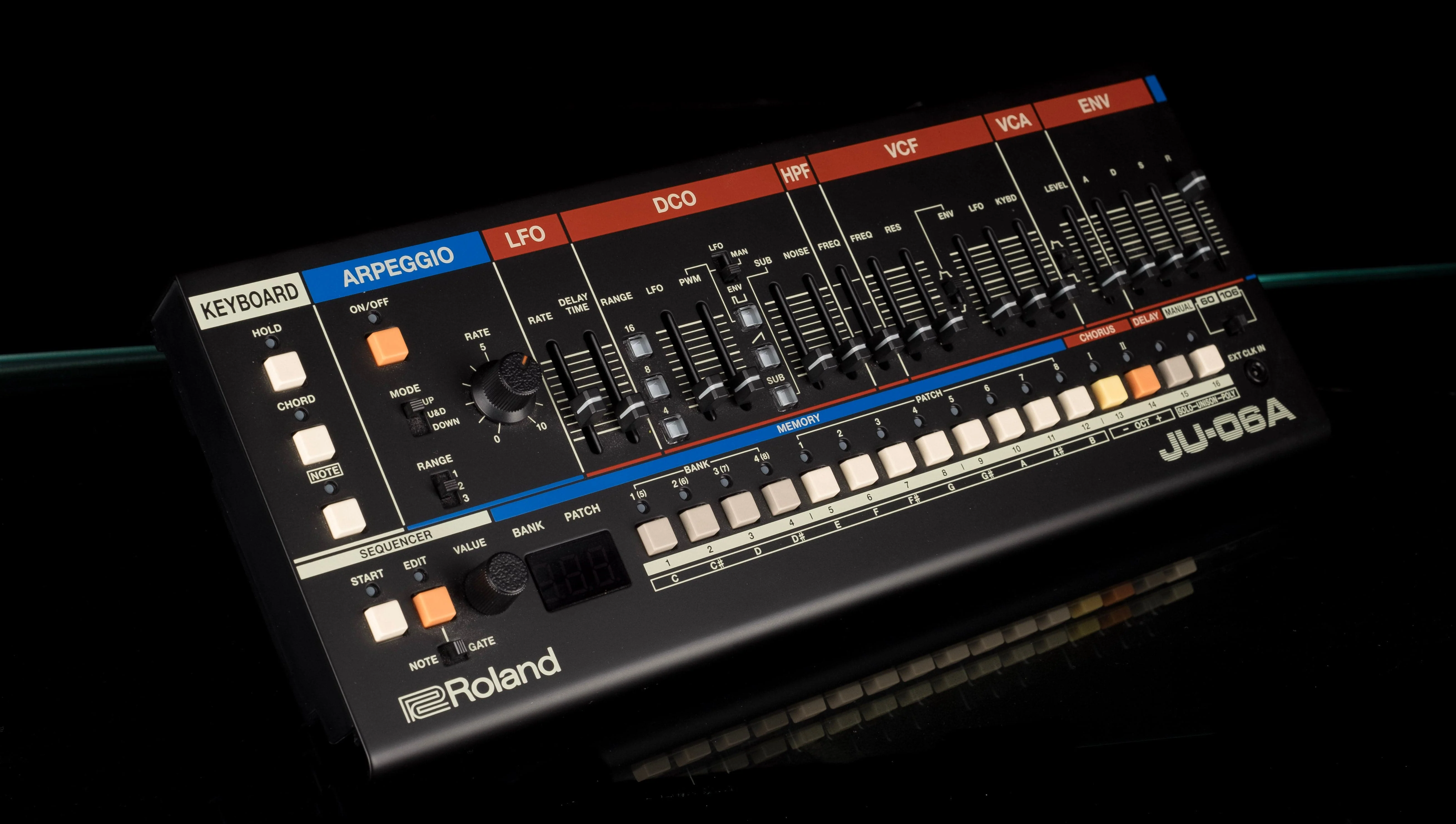 Pre Owned Roland JU-06A Synth With Roland K-25 Keyboard - Image 4