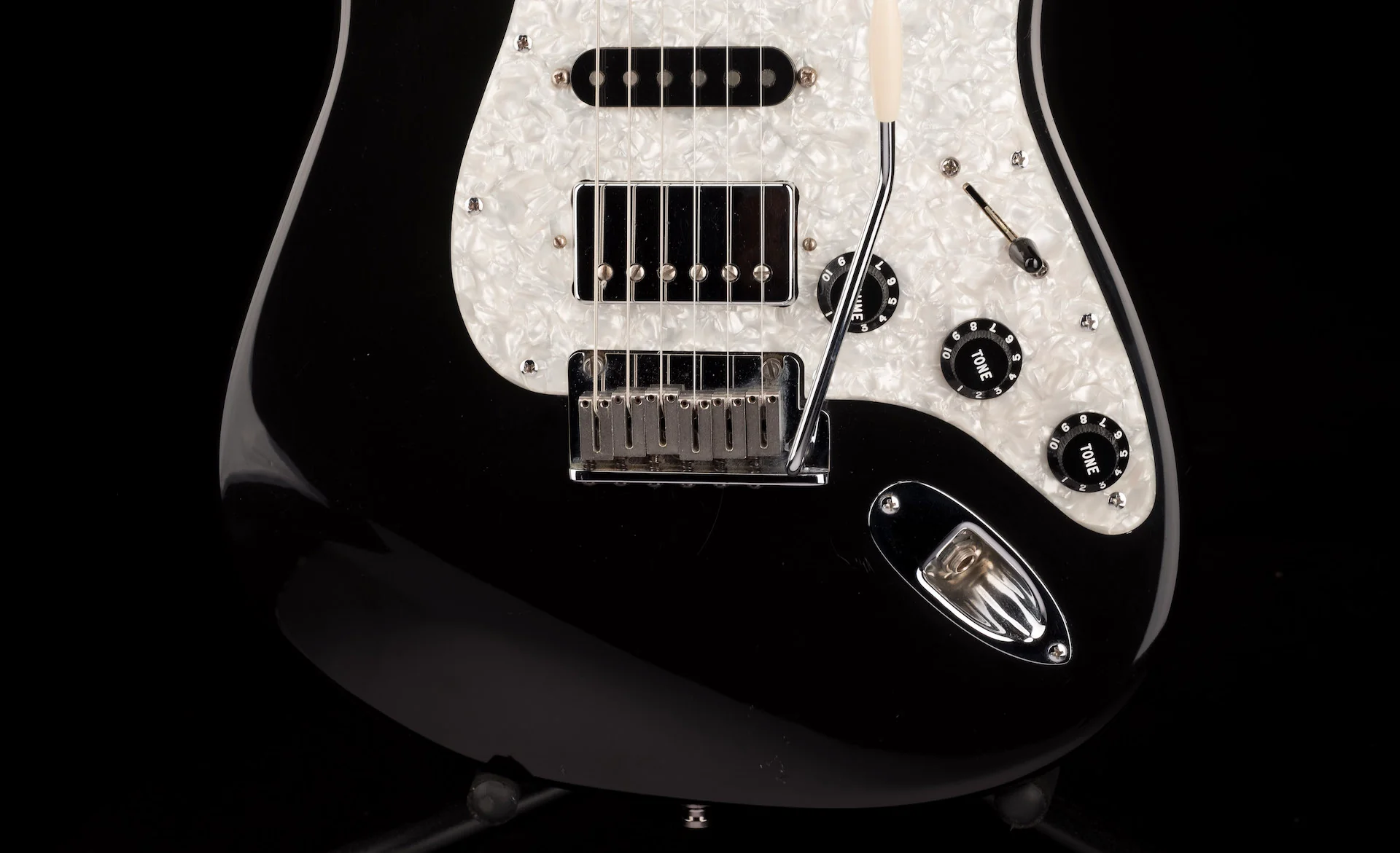 Used 2001 Fender American Series Stratocaster HSS Black with Gig Bag - Image 5
