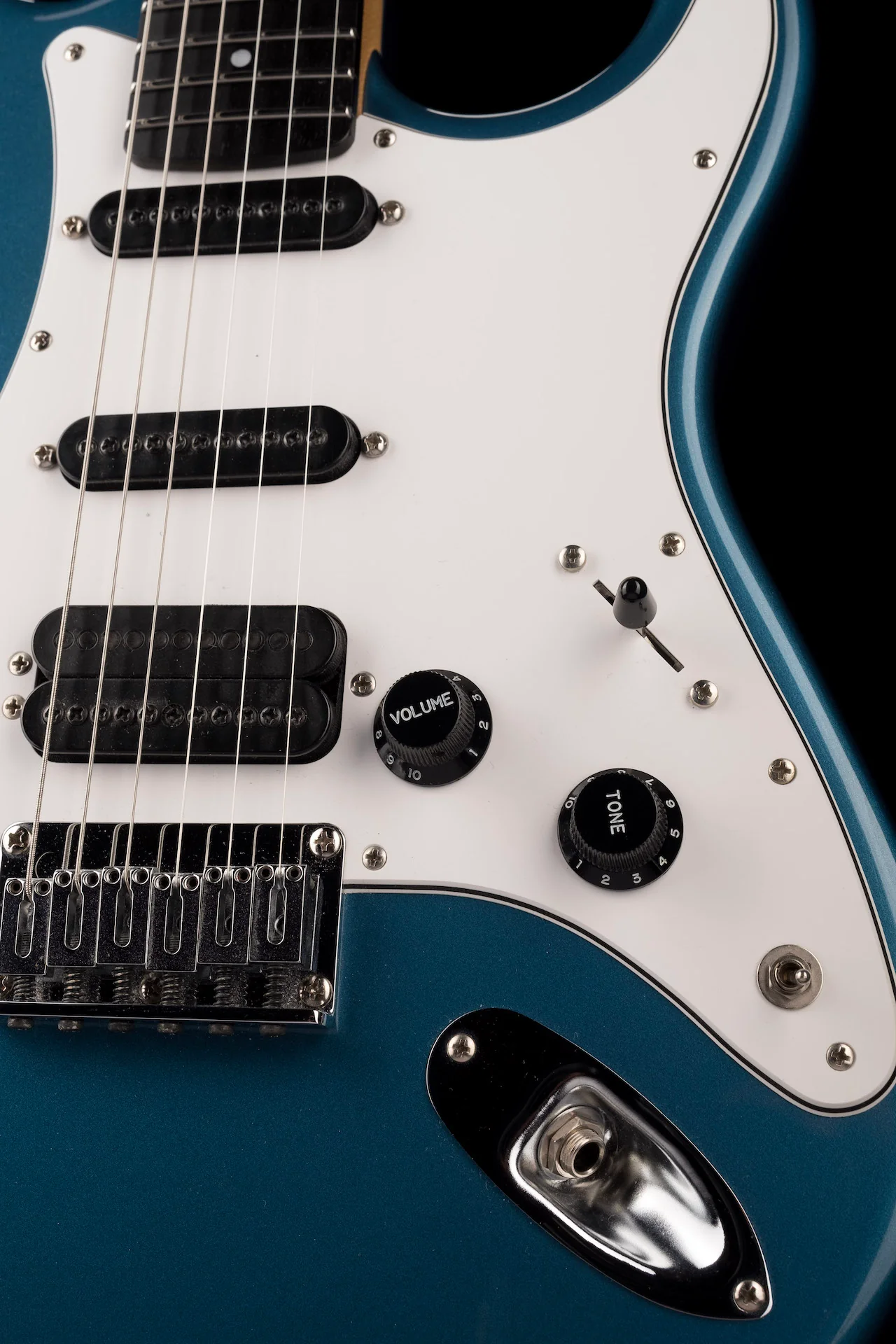 Used 2007 Carvin Bolt Sapphire Blue with OHSC - Image 8