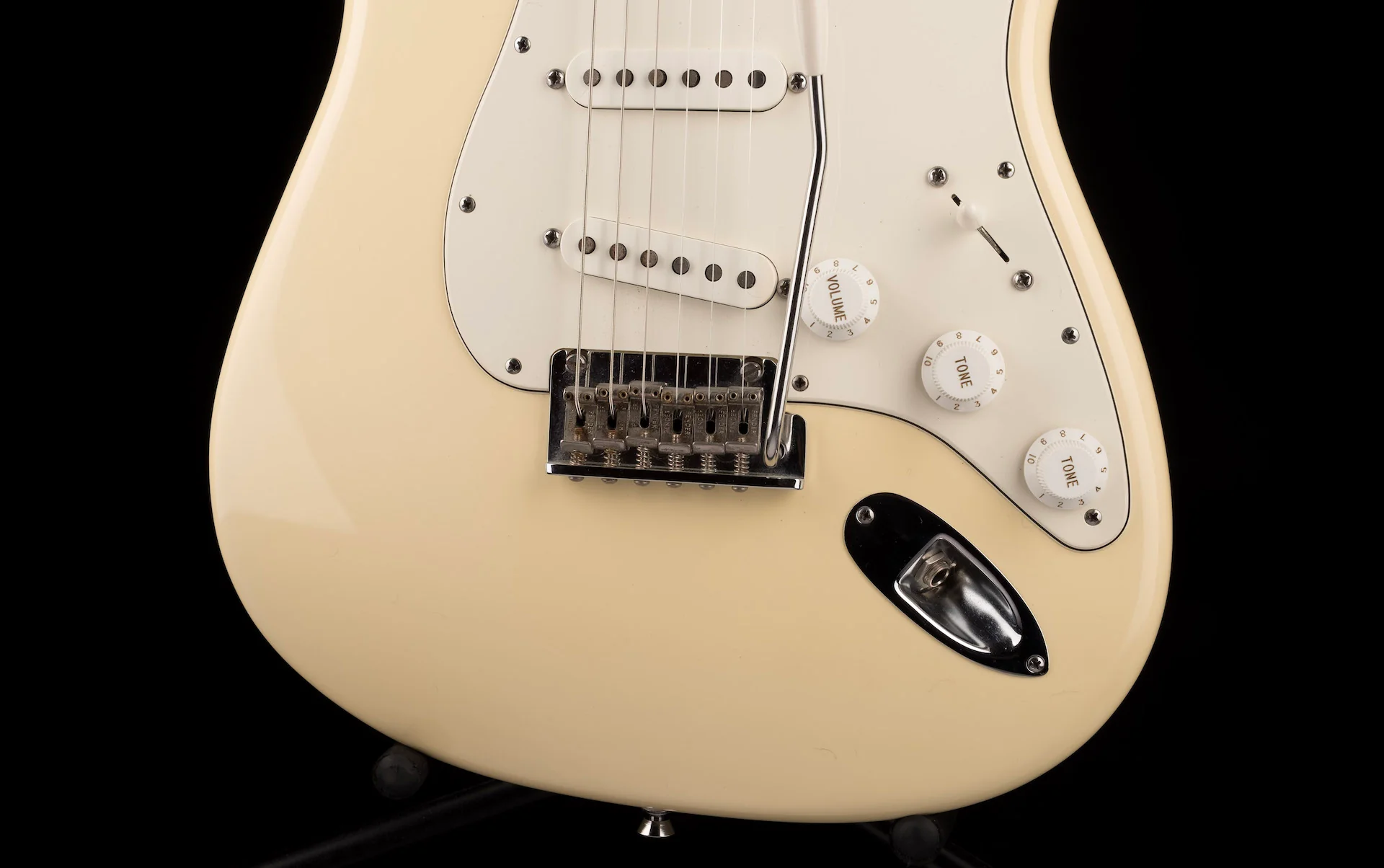 Used 2011 Fender American Standard Stratocaster Olympic White with OHSC - Image 5