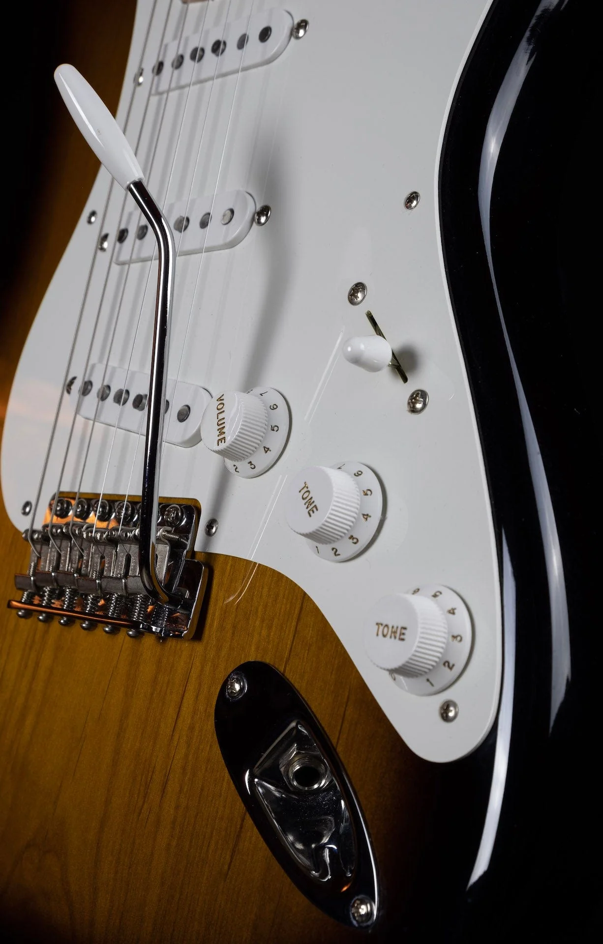 Used 2017 Fender American Original 50's Stratocaster 2-Tone Sunburst with OHSC - Image 4
