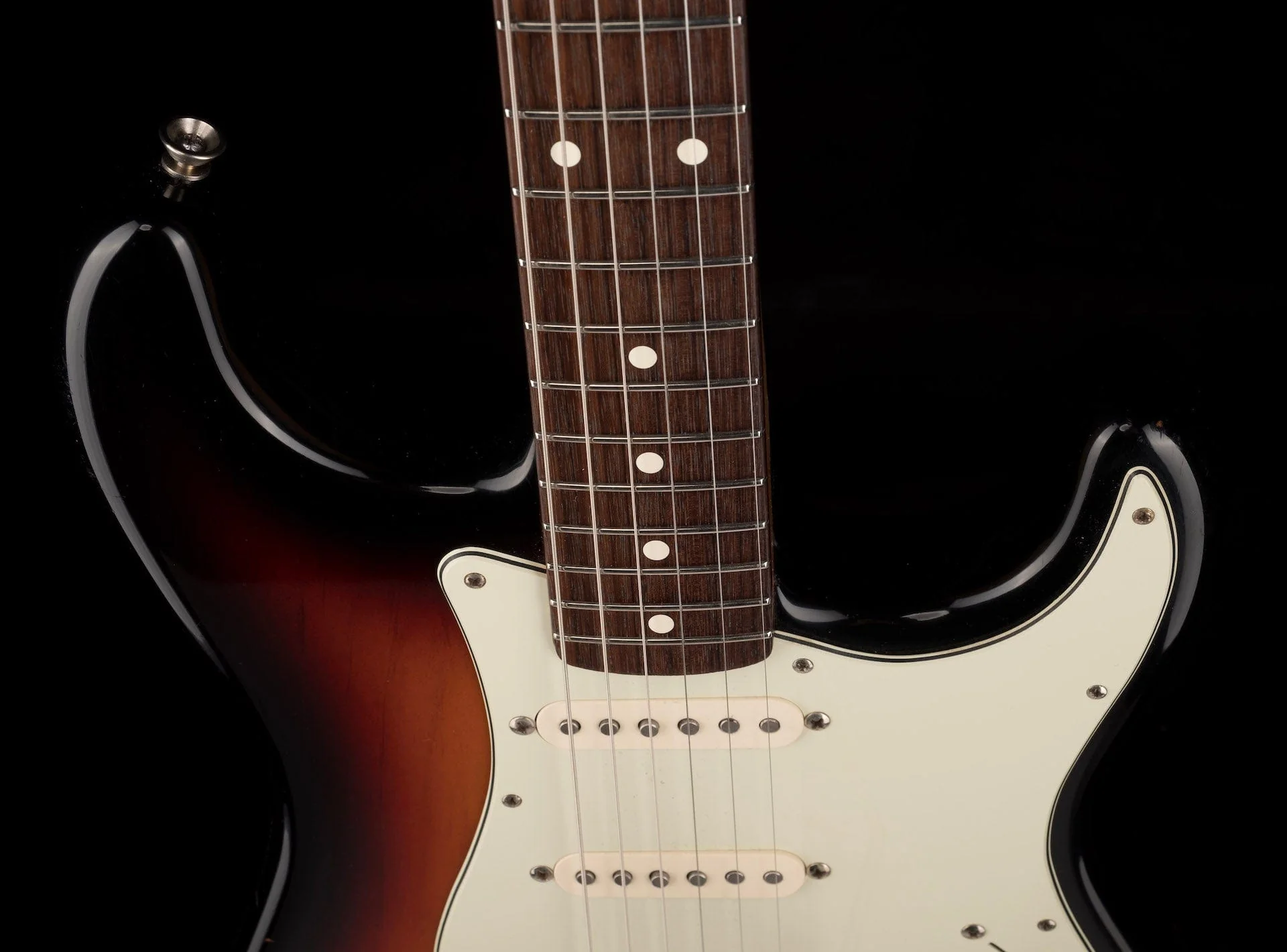 Used Fender American Vintage 1962 Stratocaster 3-Tone Sunburst with OHSC - Image 3