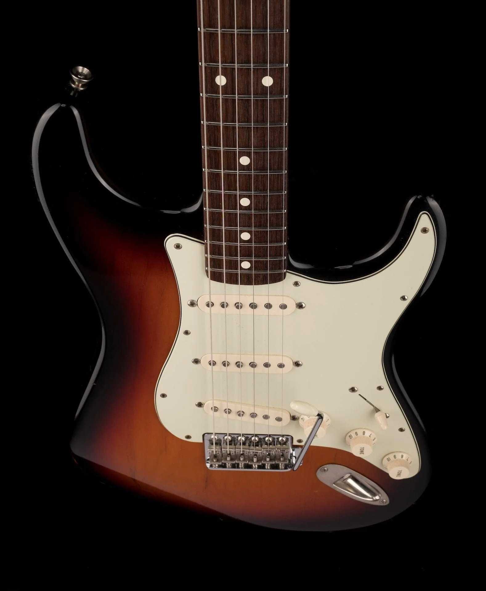Used Fender American Vintage 1962 Stratocaster 3-Tone Sunburst with OHSC - Image 4