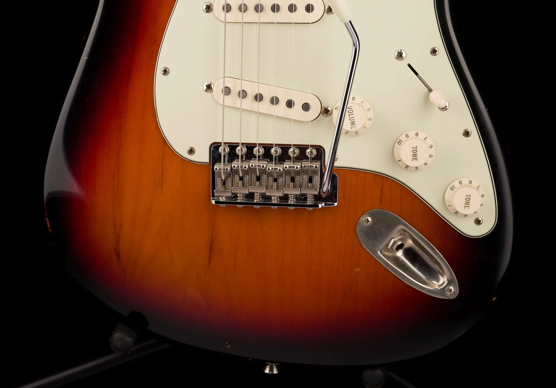 Used Fender American Vintage 1962 Stratocaster 3-Tone Sunburst with OHSC - Image 5
