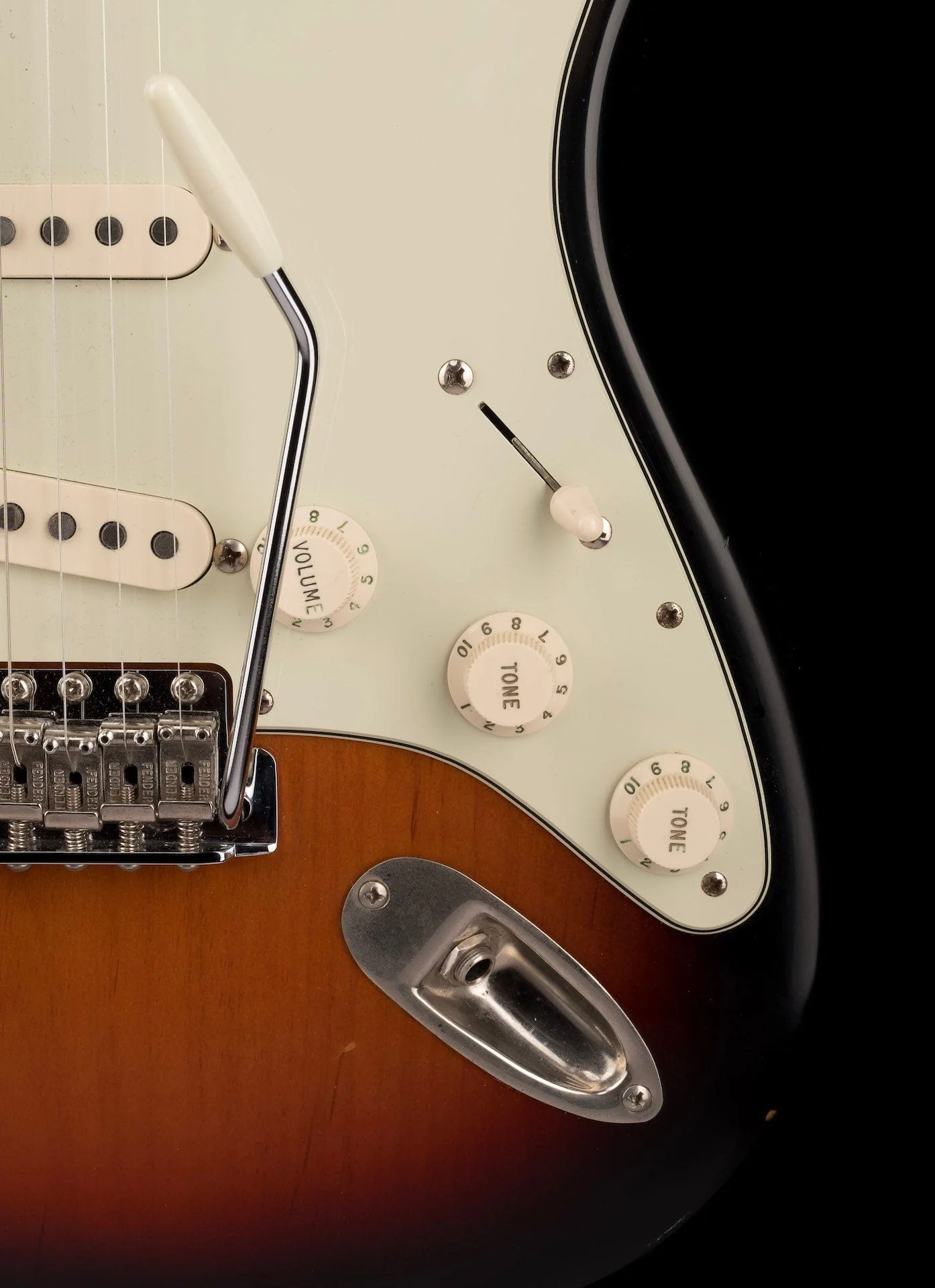 Used Fender American Vintage 1962 Stratocaster 3-Tone Sunburst with OHSC - Image 8