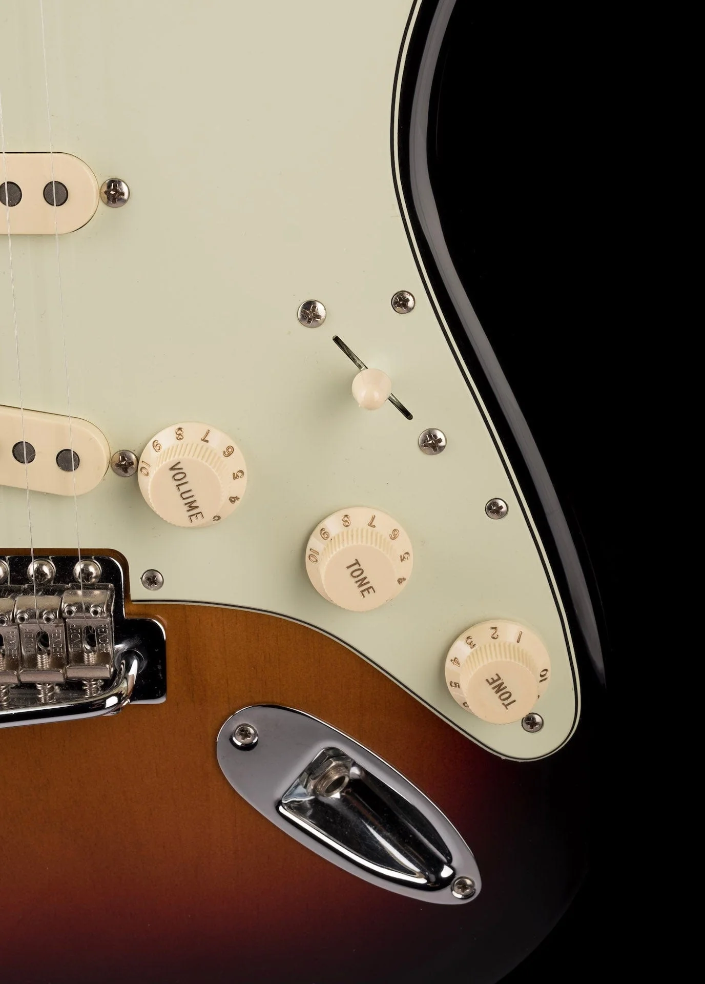 Used Fender Classic Series '60's Stratocaster 3-Tone Sunburst with Gig Bag - Image 8