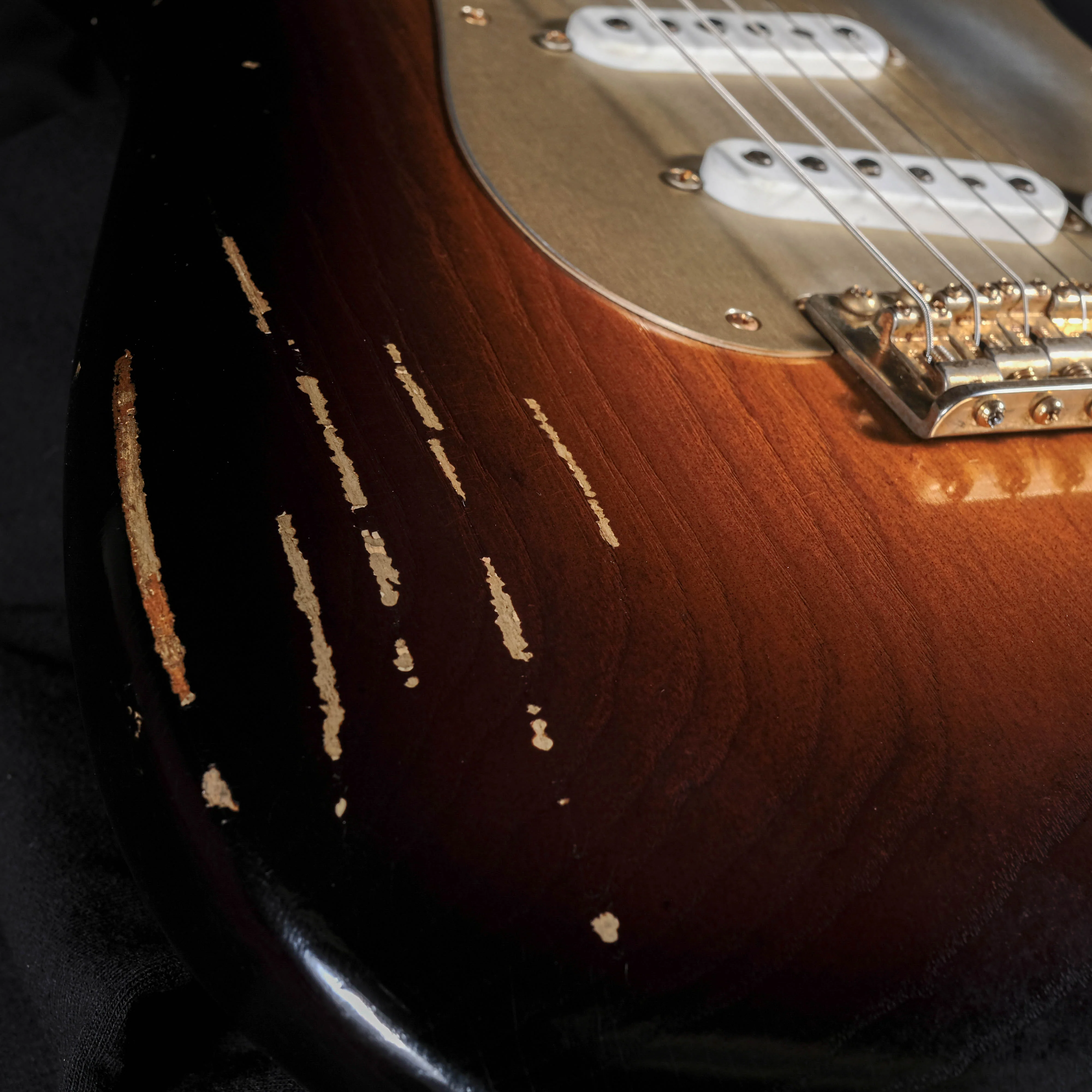 Pre Owned '14 Limited Edition Fender Custom Shop Heavy Relic Golden 50s Stratocaster Sunburst - Image 6